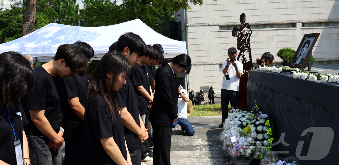 (서울=뉴스1) 오대일 기자 = 9일 서울 서대문구 연세대학교 이한열동산에서 열린 제38주기 이한열 추모식에서 김민결 제38주기 이한열학생추모기획단장을 비롯한 학생들이 이한열 열사 …
