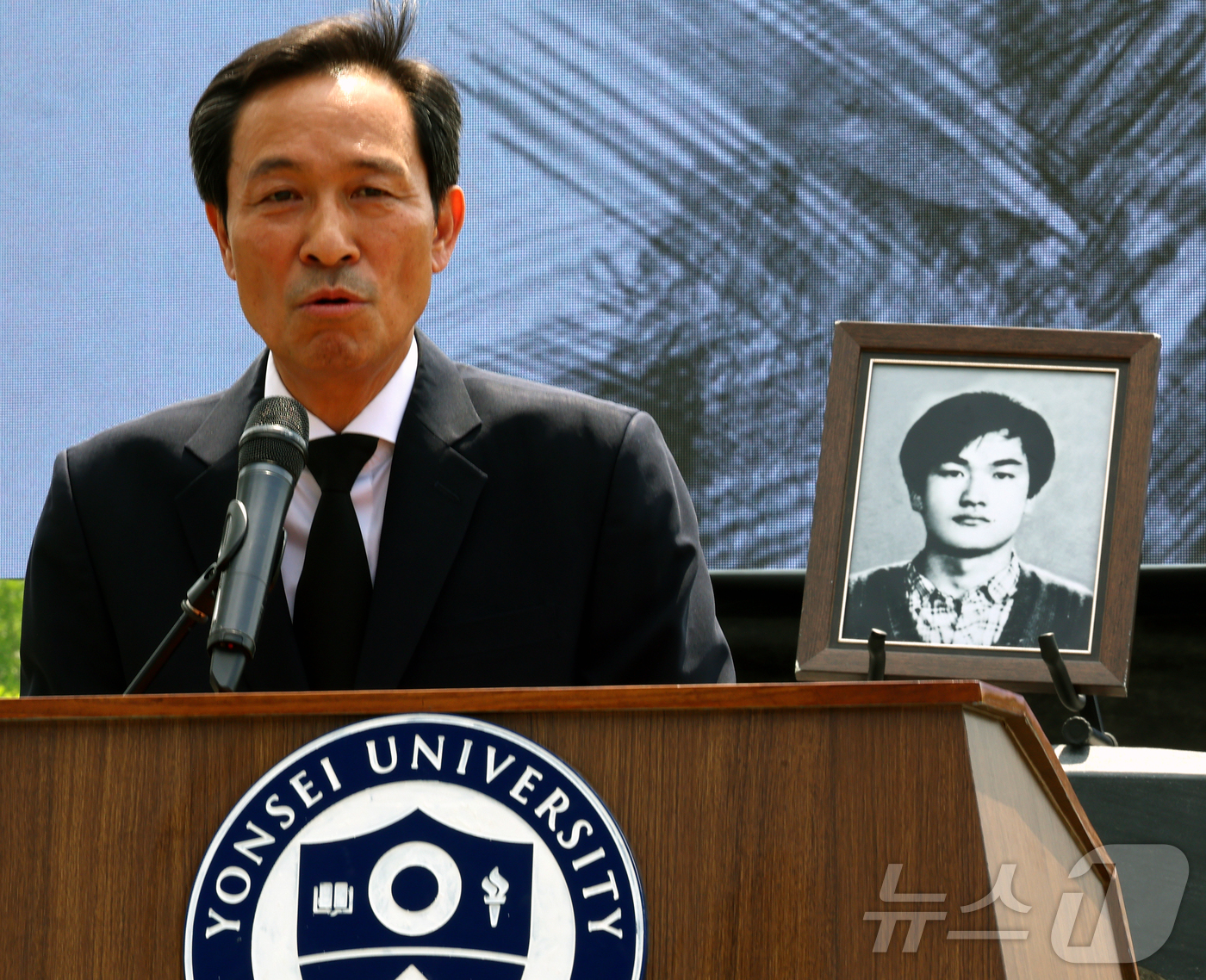 (서울=뉴스1) 오대일 기자 = 9일 서울 서대문구 연세대학교 이한열동산에서 열린 제38주기 이한열 추모식에서 우상호 대통령실 정무수석이 참석해 추모사를 하고 있다. (공동취재) …