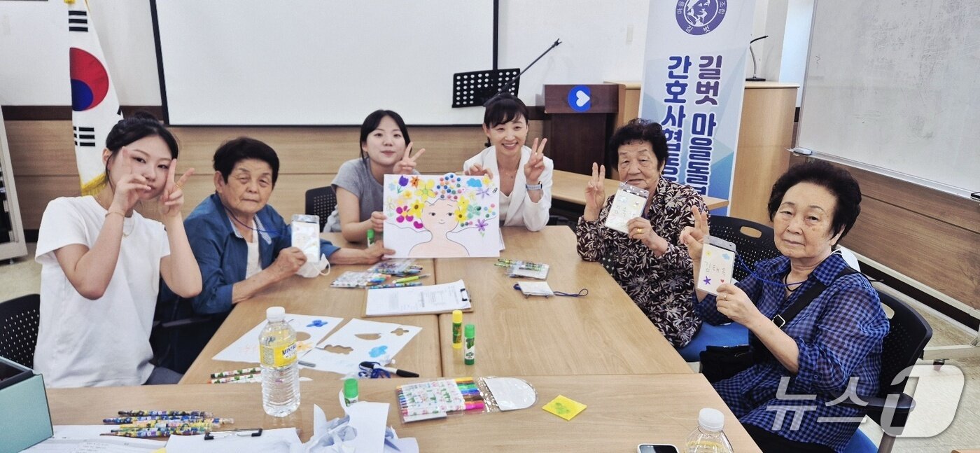 본문 이미지 - 한림성심대 간호학부와 재학생으로 구성된 봉사단이 통합간호돌봄 프로그램을 운영을 통해 어르신들에게 실질적인 돌봄을 실천하고 있다.(한림성심대 간호학부 제공. 재판매 및 DB금지)/뉴스1