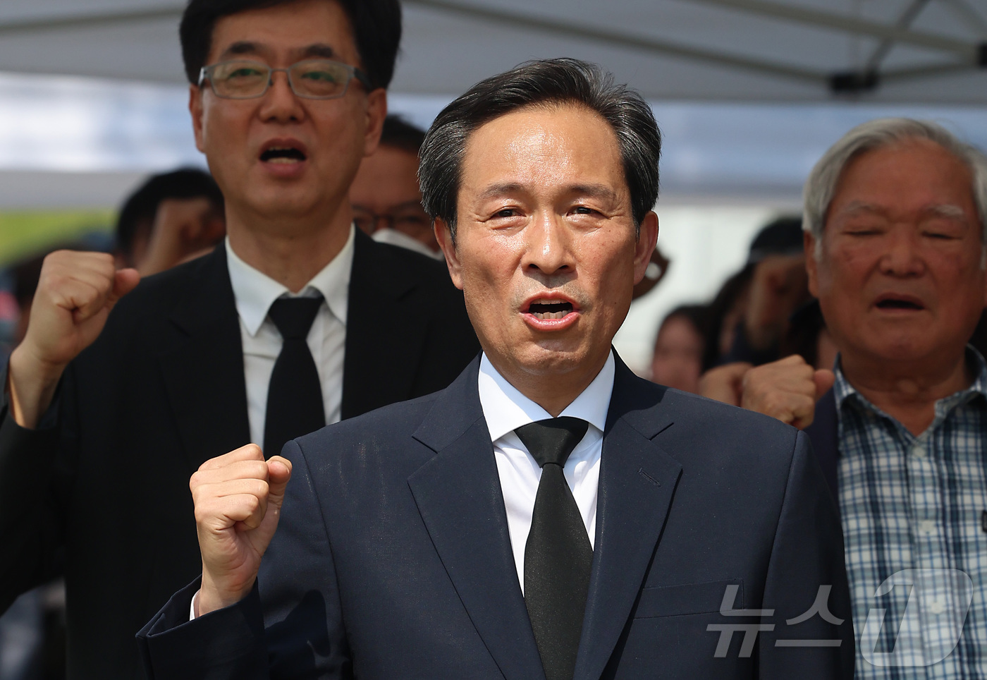 (서울=뉴스1) 오대일 기자 = 우상호 신임 대통령실 정무수석이 9일 서울 서대문구 연세대학교에서 열린 제38주기 이한열 추모제에서 임을 위한 행진곡을 부르고 있다. (공동취재) …