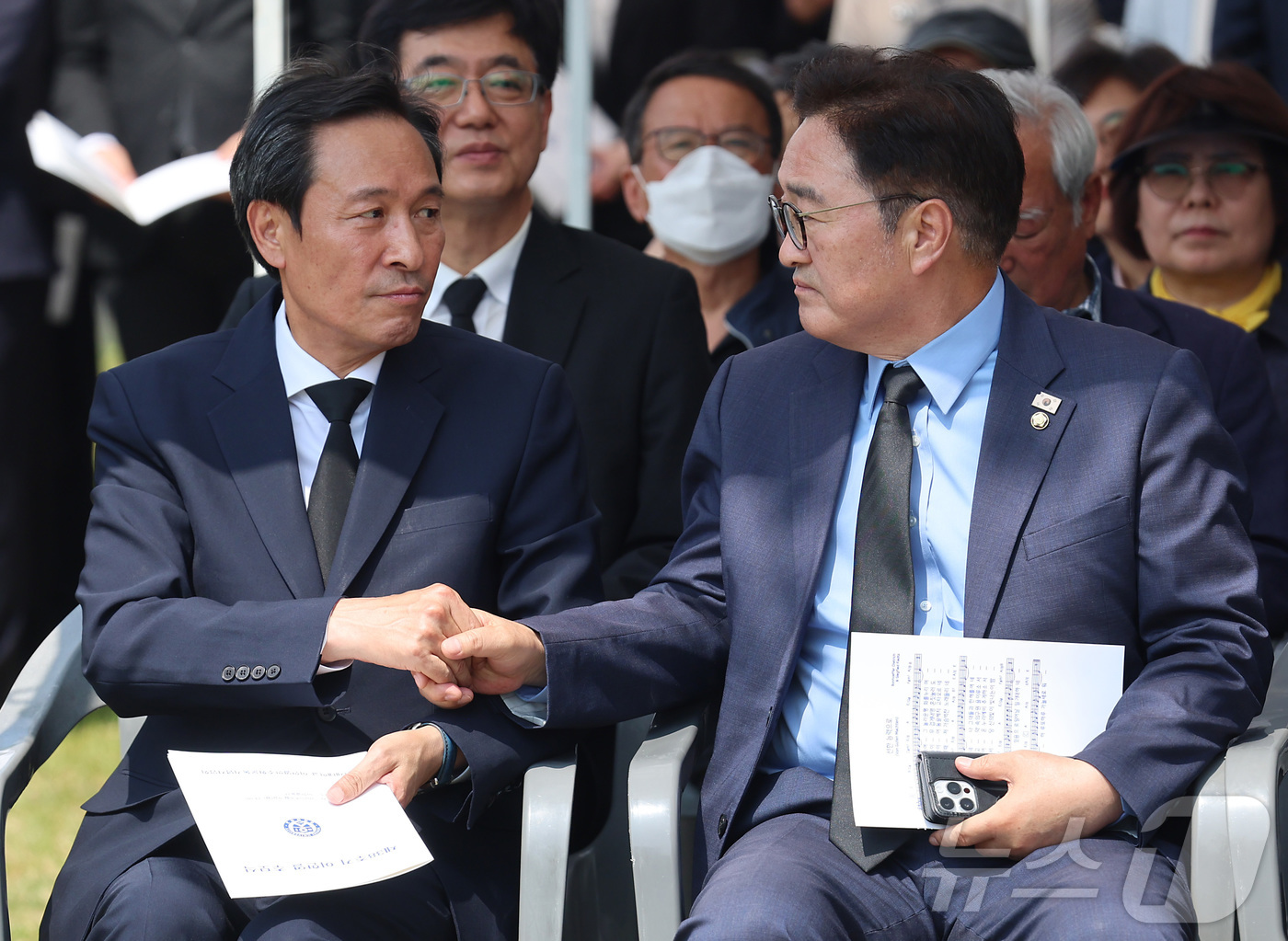 (서울=뉴스1) 오대일 기자 = 우원식 국회의장과 우상호 신임 대통령실 정무수석이 9일 서울 서대문구 연세대학교에서 열린 제38주기 이한열 추모제에서 악수를 나누고 있다. (공동취 …