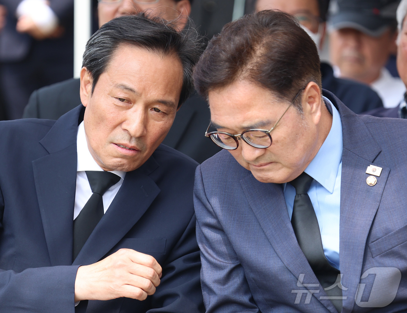 (서울=뉴스1) 오대일 기자 = 우원식 국회의장이 9일 서울 서대문구 연세대학교에서 열린 제38주기 이한열 추모제에서 우상호 신임 대통령실 정무수석과 대화를 나누고 있다. (공동취 …