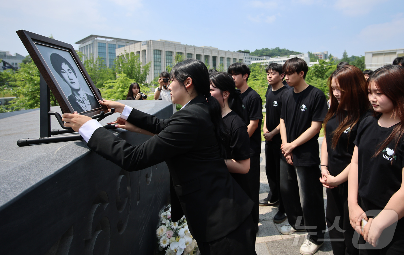 (서울=뉴스1) 오대일 기자 = 9일 서울 서대문구 연세대학교에서 열린 제38주기 이한열 추모제에서 학생들이 고인의 영정을 모시고 있다. (공동취재) 2025.6.9/뉴스1