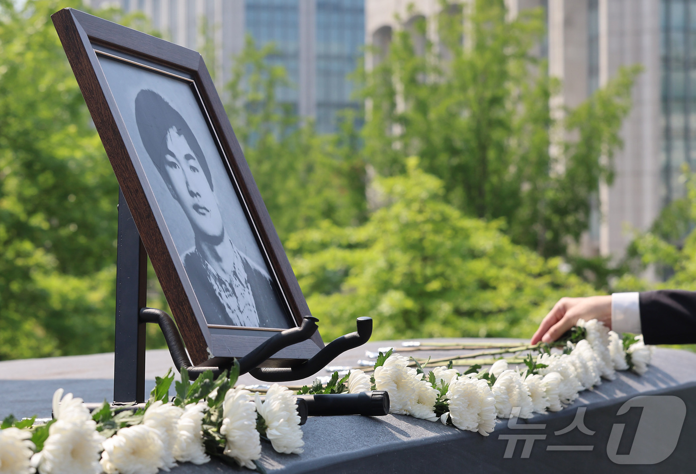 (서울=뉴스1) 오대일 기자 = 9일 서울 서대문구 연세대학교에서 열린 제38주기 이한열 추모제에서 한 참석자가 헌화를 하고 있다. (공동취재) 2025.6.9/뉴스1