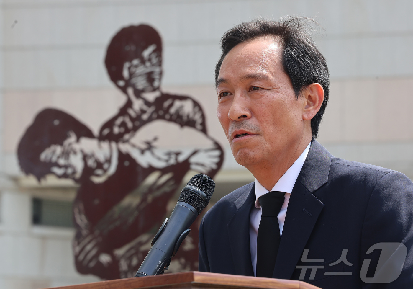 (서울=뉴스1) 오대일 기자 = 우상호 대통령실 정무수석이 9일 서울 서대문구 연세대학교에서 열린 제38주기 이한열 추모식에서 추모사를 하고 있다. (공동취재) 2025.6.9/뉴 …