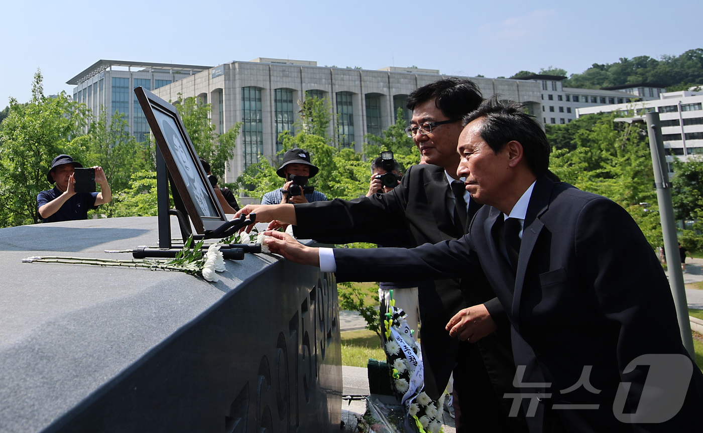 (서울=뉴스1) 오대일 기자 = 우상호 신임 대통령실 정무수석이 9일 서울 서대문구 연세대학교에서 열린 제38주기 이한열 추모제에서 헌화를 하고 있다. (공동취재) 2025.6.9 …