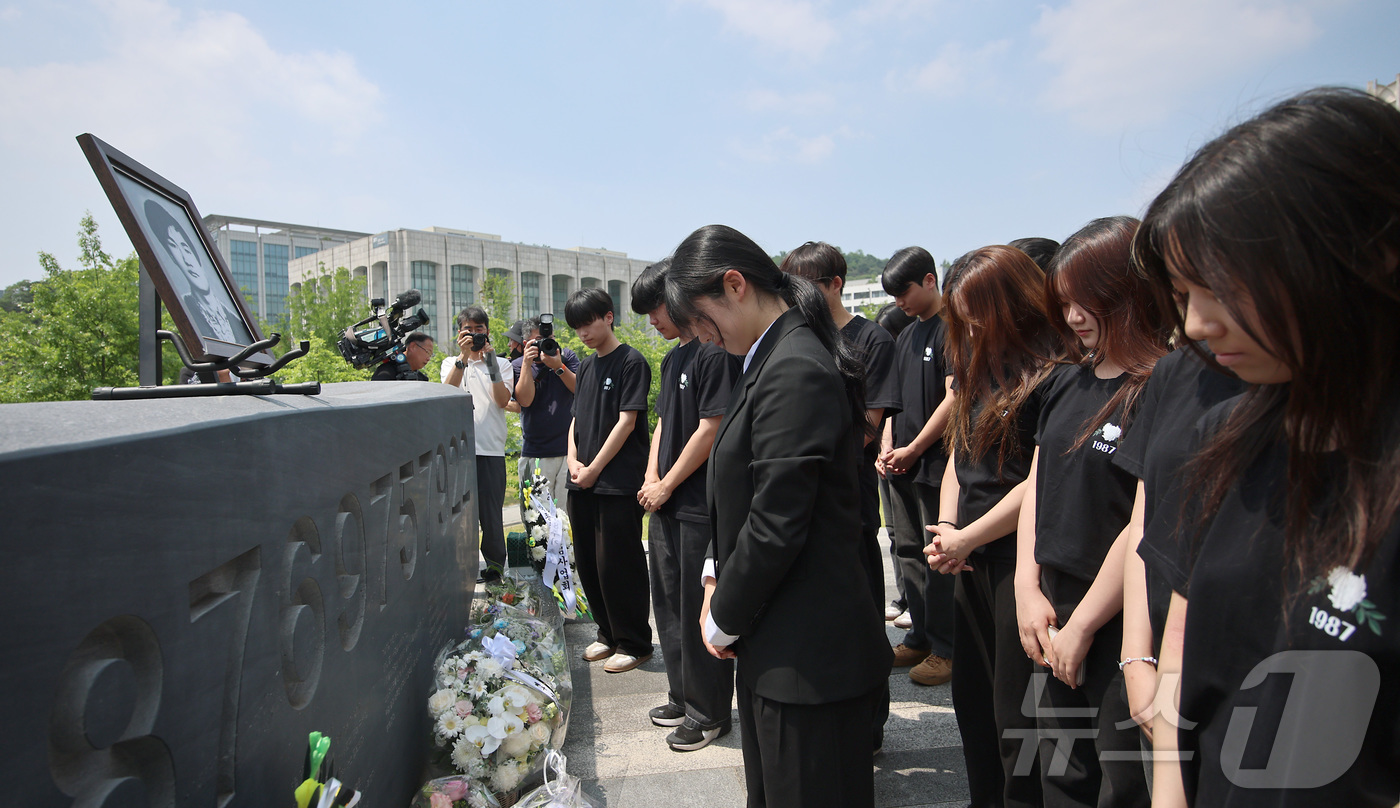 (서울=뉴스1) 오대일 기자 = 9일 서울 서대문구 연세대학교에서 열린 제38주기 이한열 추모제에서 학생들이 묵념을 하고 있다. (공동취재) 2025.6.9/뉴스1