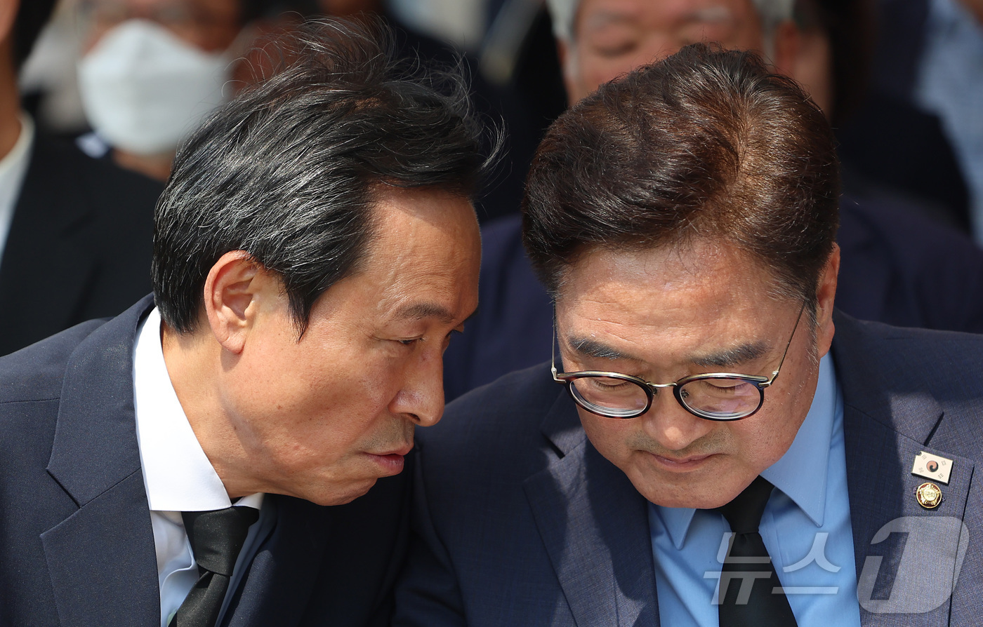 (서울=뉴스1) 오대일 기자 = 우원식 국회의장과 우상호 신임 대통령실 정무수석이 9일 서울 서대문구 연세대학교에서 열린 제38주기 이한열 추모제에서 대화를 나누고 있다. (공동취 …