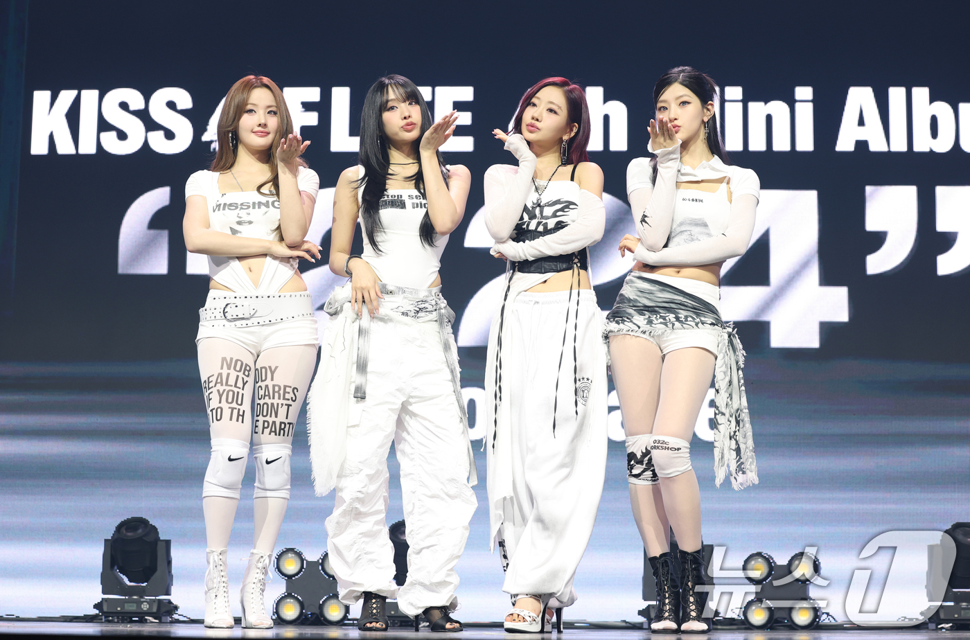 (서울=뉴스1) 권현진 기자 = 걸그룹 키스오브라이프(KISS OF LIFE) 벨(왼쪽부터)과 나띠, 쥴리, 하늘이 9일 서울 광진구 예스24라이브홀에서 가진 미니 4집 앨범 ‘2 …
