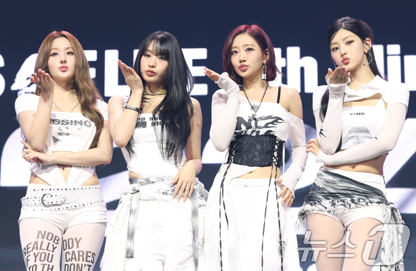 (서울=뉴스1) 권현진 기자 = 걸그룹 키스오브라이프(KISS OF LIFE) 벨(왼쪽부터)과 나띠, 쥴리, 하늘이 9일 서울 광진구 예스24라이브홀에서 가진 미니 4집 앨범 ‘2 …