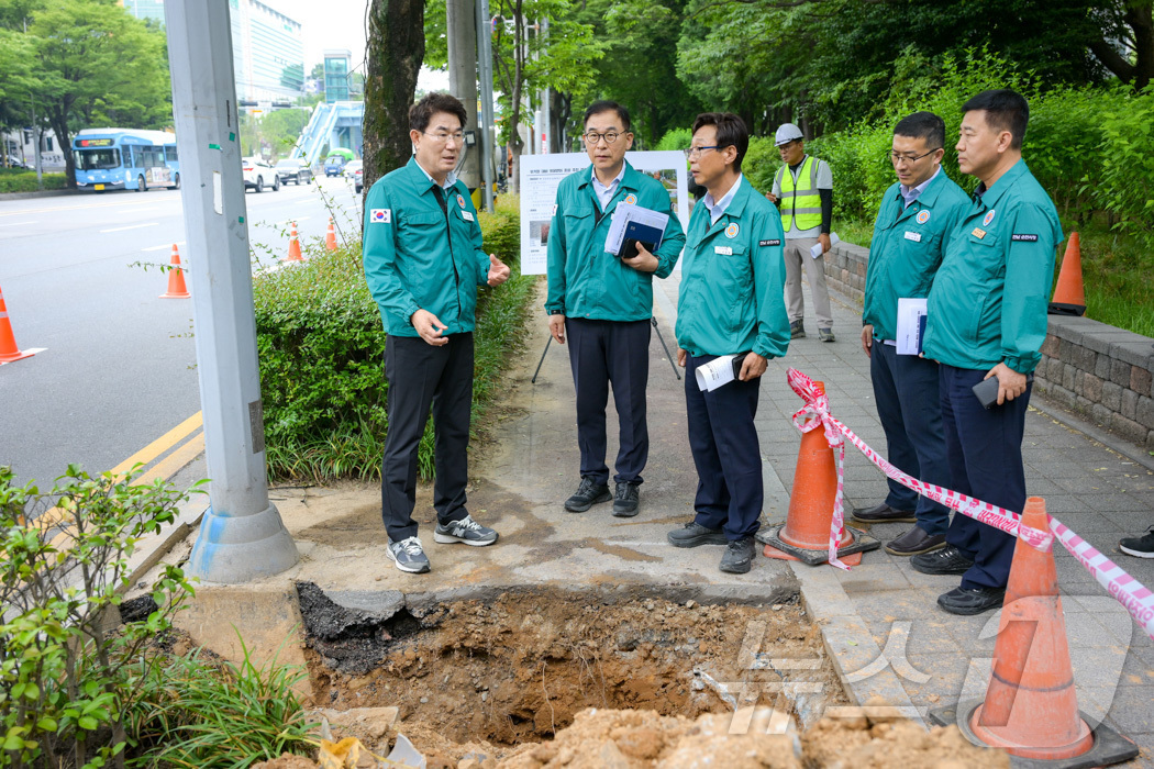 (순천=뉴스1) 김동수 기자 = 노관규 순천시장이 9일 여름철 집중호우를 대비해 현장점검을 실시하고 있다.(순천시 제공. 재판매 및 DB 금지) 2025.6.9/뉴스1