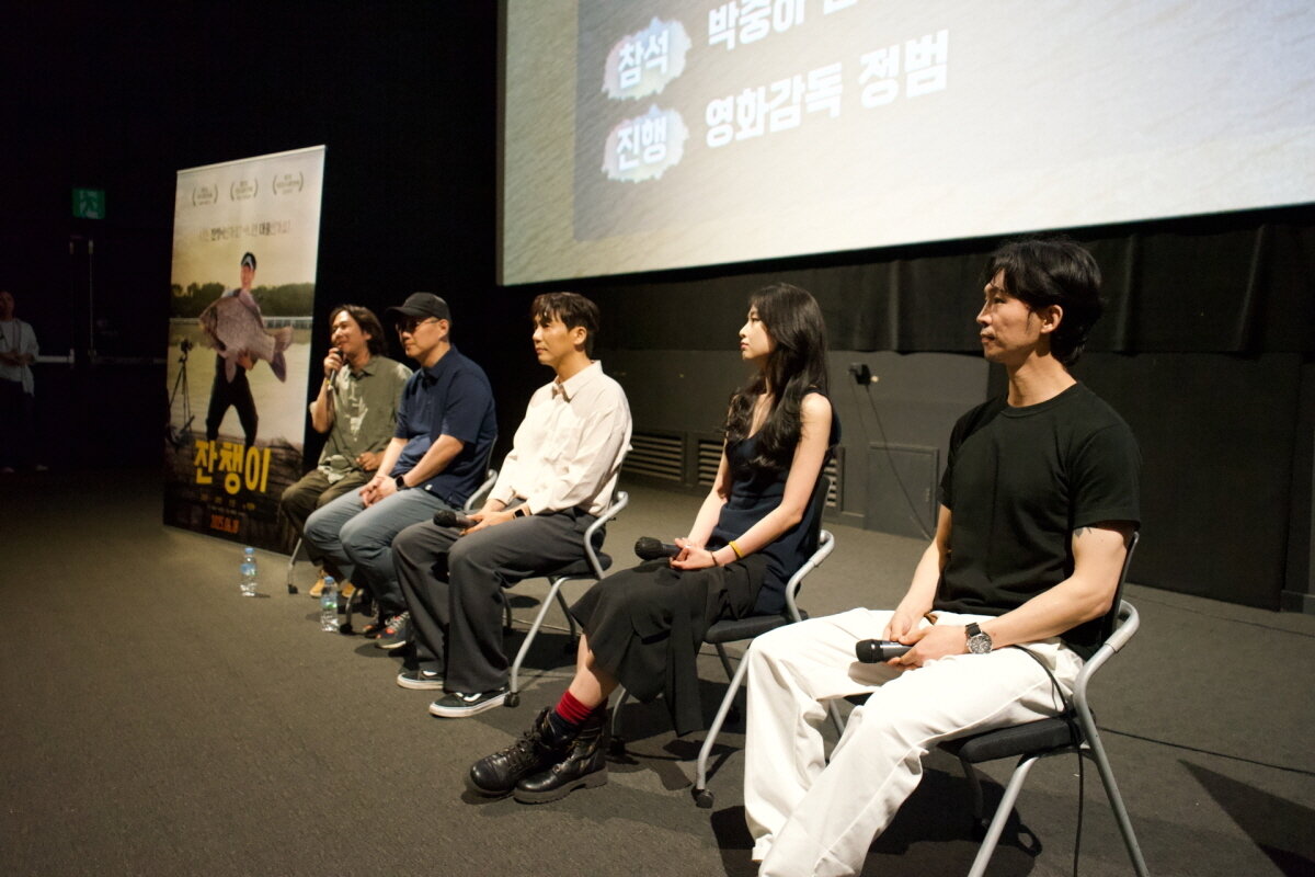 본문 이미지 - 관객들과 대화하는 잔챙이 주역들. 왼쪽부터 정범감독(모더레이터), 박중하(감독), 김호원(PD,배우),임채영(배우), 성환(배우) / 사진=배급사 봄베씨네 제공