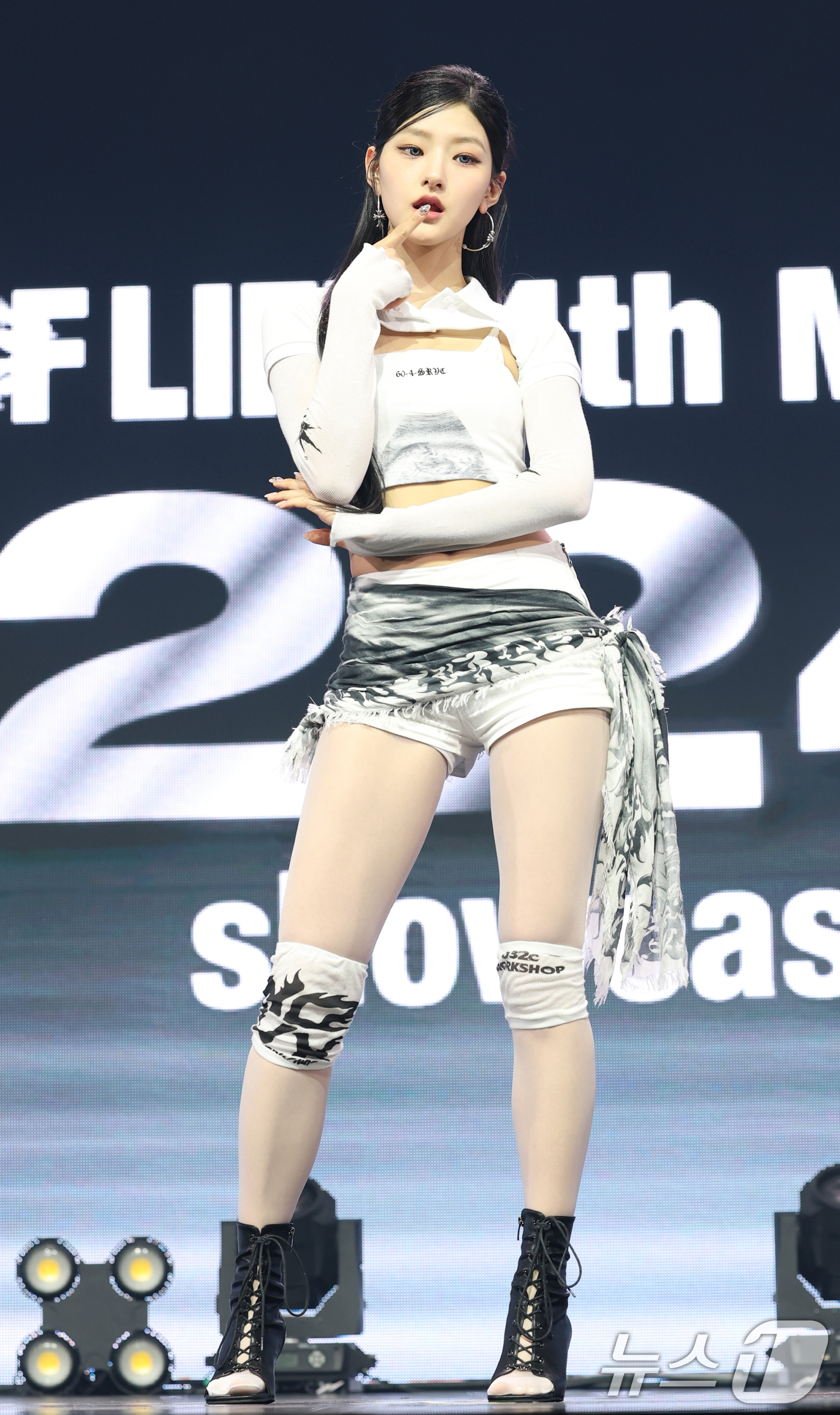 (서울=뉴스1) 권현진 기자 = 걸그룹 키스오브라이프(KISS OF LIFE) 하늘이 9일 서울 광진구 예스24라이브홀에서 가진 미니 4집 앨범 ‘224’(투투포) 쇼케이스에서 포 …