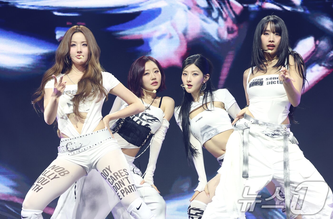 본문 이미지 - 걸그룹 키스오브라이프(KISS OF LIFE) 벨(왼쪽부터)과 쥴리, 하늘, 나띠가 9일 서울 광진구 예스24라이브홀에서 가진 미니 4집 앨범 ‘224’(투투포) 쇼케이스에서 ‘Lips Hips Kiss’를 열창하고 있다. 2025.6.9/뉴스1 ⓒ News1 권현진 기자