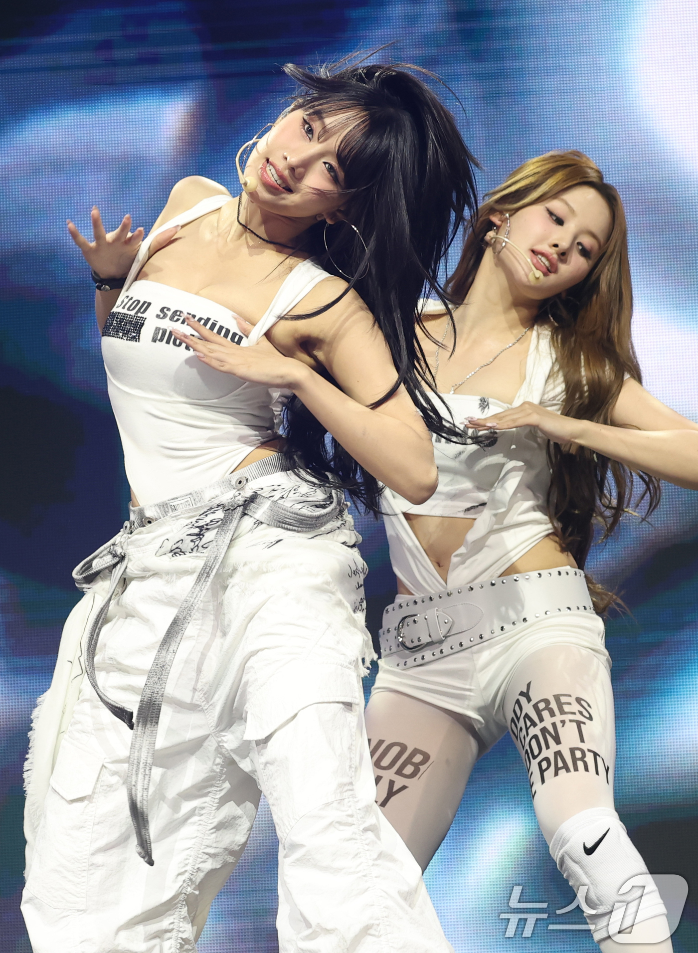 (서울=뉴스1) 권현진 기자 = 걸그룹 키스오브라이프(KISS OF LIFE) 나띠와 벨(오른쪽)이 9일 서울 광진구 예스24라이브홀에서 가진 미니 4집 앨범 ‘224’(투투포) …