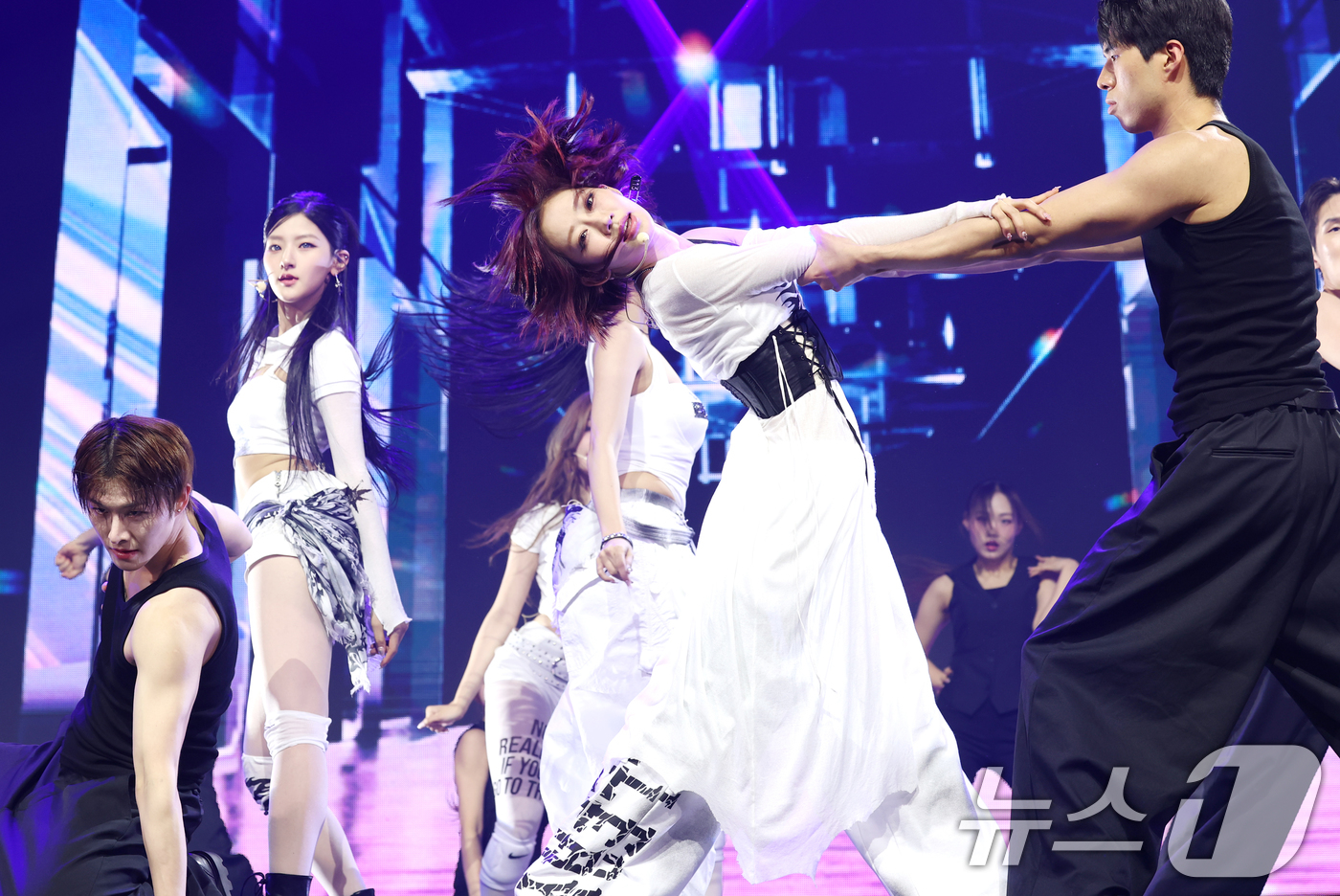 (서울=뉴스1) 권현진 기자 = 걸그룹 키스오브라이프(KISS OF LIFE) 쥴리가 9일 서울 광진구 예스24라이브홀에서 가진 미니 4집 앨범 ‘224’(투투포) 쇼케이스에서 ‘ …