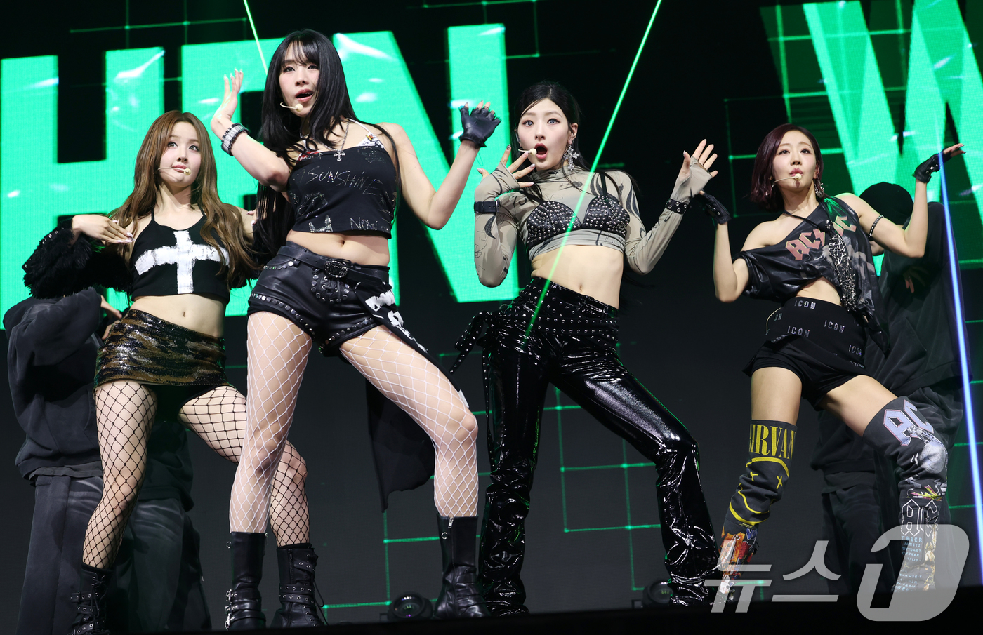 (서울=뉴스1) 권현진 기자 = 걸그룹 키스오브라이프(KISS OF LIFE)가 9일 서울 광진구 예스24라이브홀에서 가진 미니 4집 앨범 ‘224’(투투포) 쇼케이스에서 ‘k b …