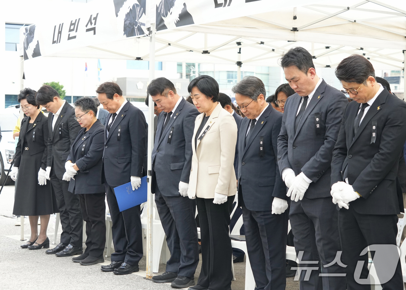 (광주=뉴스1) 박준배 기자 = 강기정 광주시장이 9일 동구청에서 열린 학동 4구역 재개발 붕괴참사 4주기 추모식에 참석해 묵념하고 있다. (광주시 제공. 재판매 및 DB 금지) …