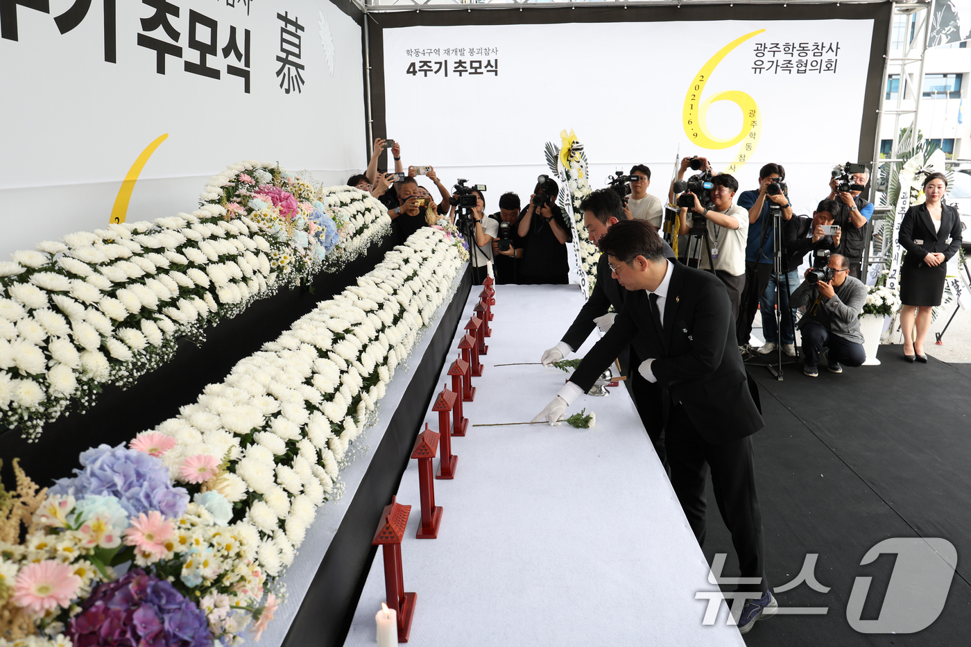 (광주=뉴스1) 이승현 기자 = 재개발 현장에서 철거 중인 건물이 무너지며 17명의 사상자가 발생한 광주 학동참사 4주기인 9일 동구청 앞에서 열린 추모식에서 유가족협의회 대표가 …