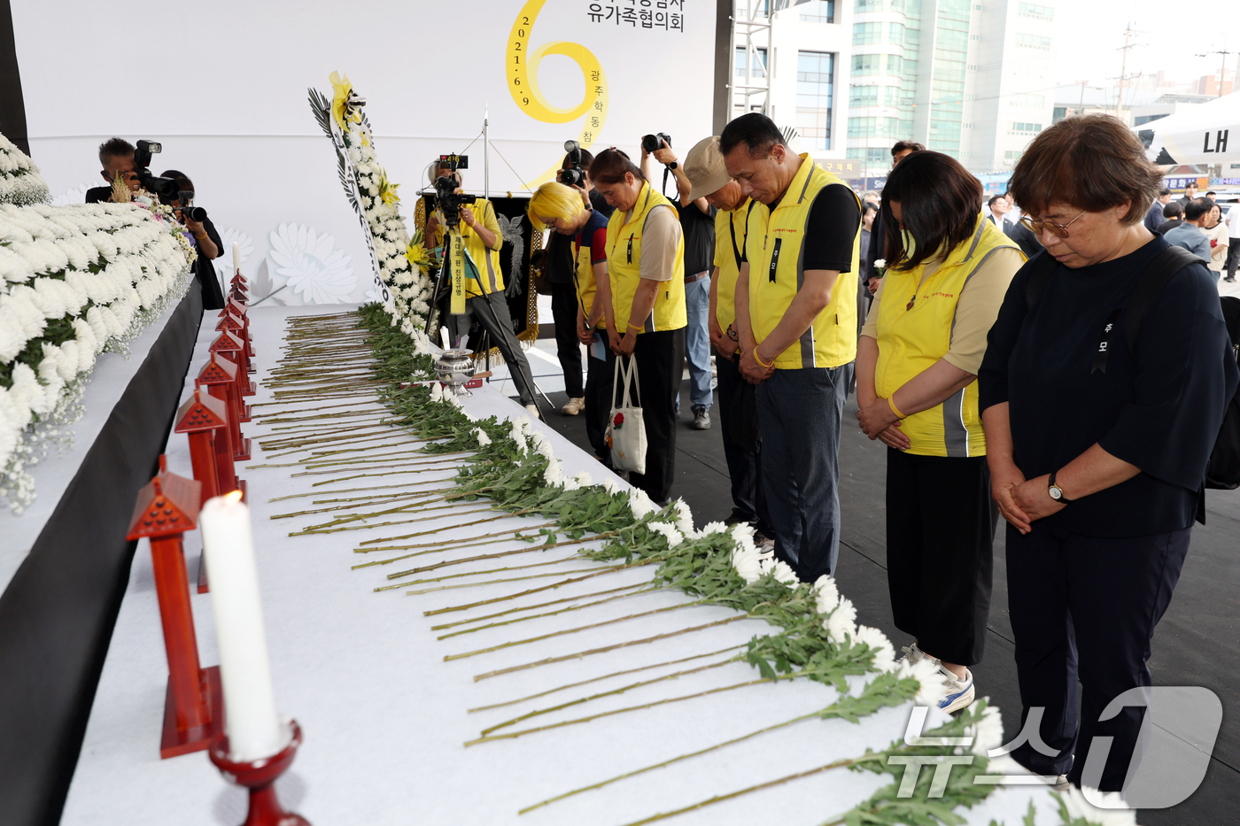 (광주=뉴스1) 이승현 기자 = 재개발 현장에서 철거 중인 건물이 무너지며 17명의 사상자가 발생한 광주 학동참사 4주기인 9일 동구청 앞에서 열린 추모식에서 재난참사연대 관계자들 …