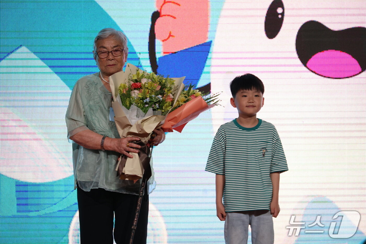 본문 이미지 - 대한치과의사협회는 창립 100주년을 맞아 선발대회를 통해 102세 김임식 어르신&#40;1923년생, 서울 강서구 거주&#41;을 건치 어르신으로 선정했다고 9일 밝혔다.&#40;대한치과의사협회 제공&#41;