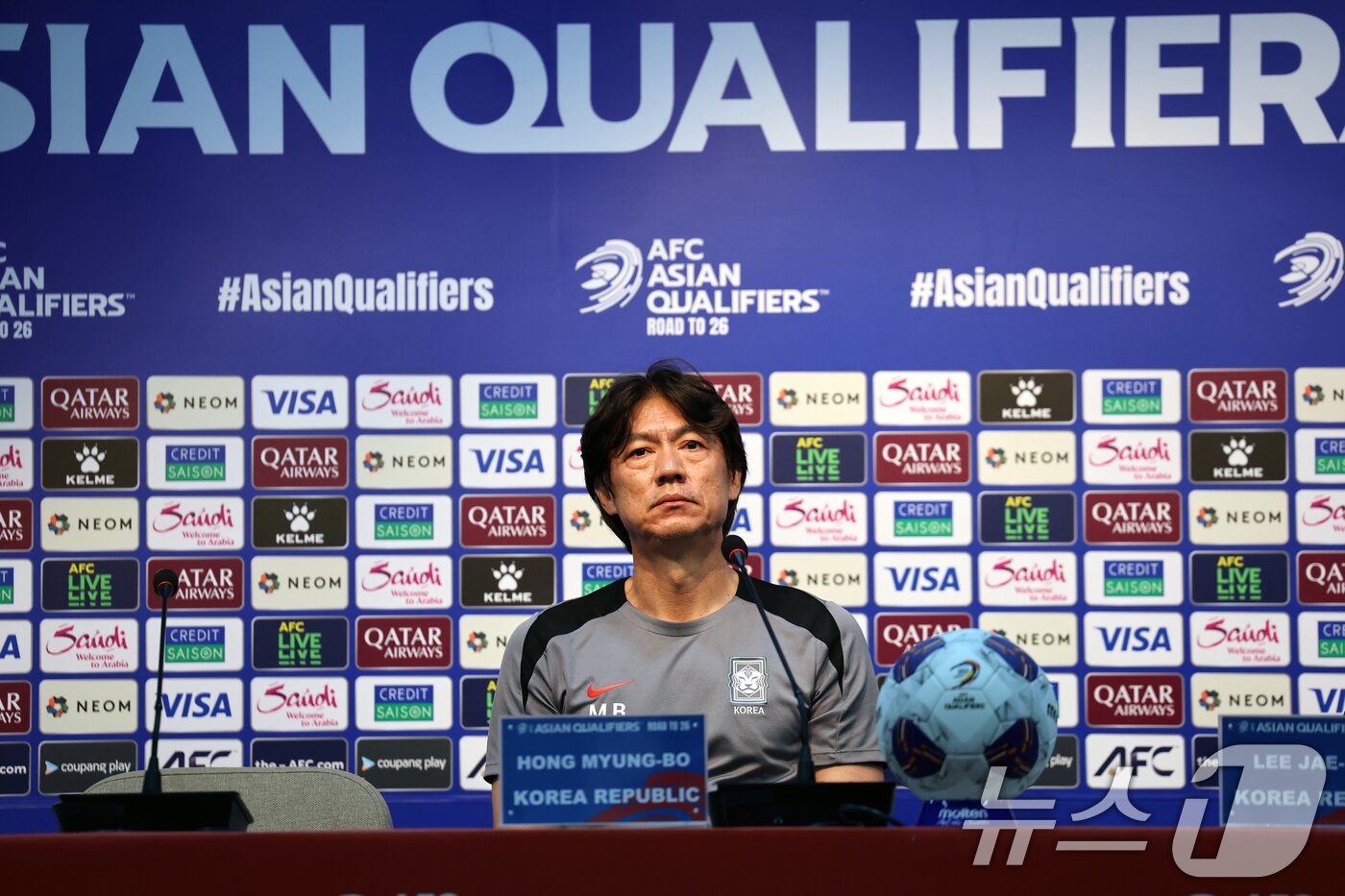 본문 이미지 - 홍명보 대한민국 축구 국가대표팀 감독이 2026 국제축구연맹&#40;FIFA&#41; 북중미 월드컵 아시아 3차 예선 B조 쿠웨이트와의 경기를 하루 앞둔 9일 서울 마포구 서울월드컵경기장에서 기자회견에 참석해 있다. 2025.6.9/뉴스1 ⓒ News1 이승배 기자