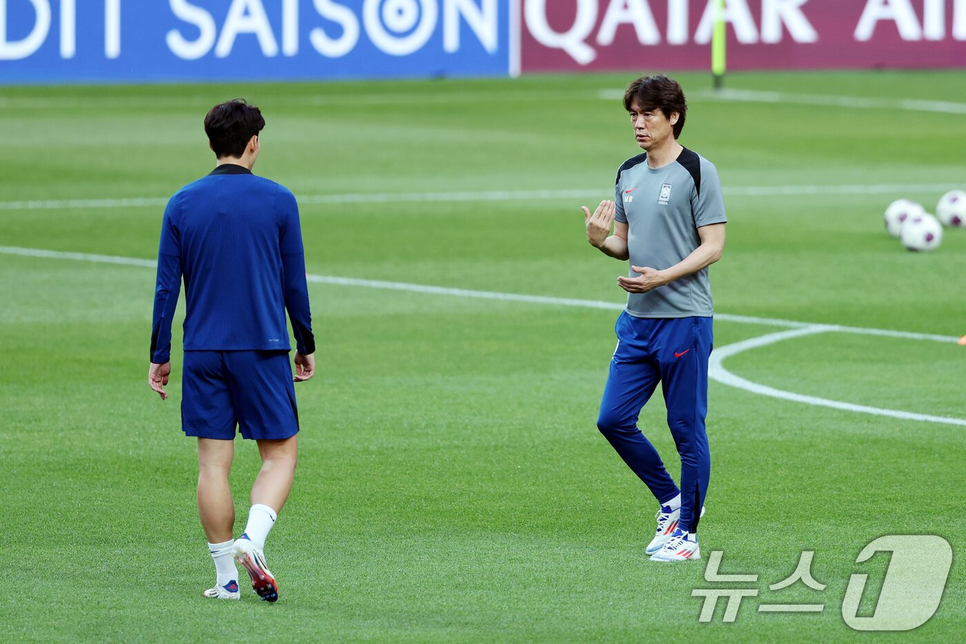 본문 이미지 - 9일 서울 마포구 서울월드컵경기장에서 열린 대한민국 축구 국가대표팀 공개 훈련에서 홍명보 감독과 손흥민이 대화하고 있다. . 2025.6.9/뉴스1 ⓒ News1 이승배 기자