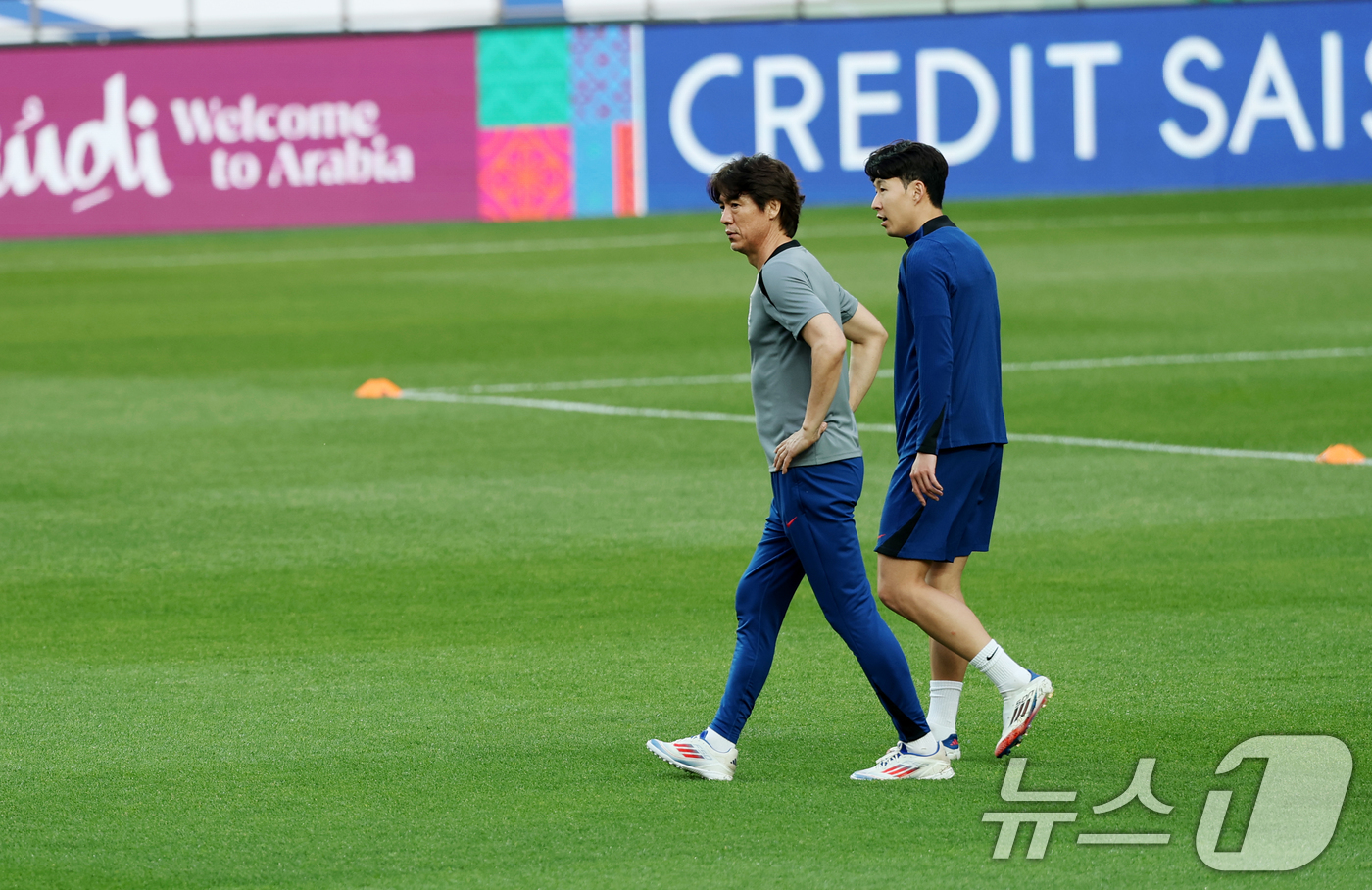 (서울=뉴스1) 이승배 기자 = 9일 서울 마포구 서울월드컵경기장에서 열린 대한민국 축구 국가대표팀 공개 훈련에서 홍명보 감독과 손흥민이 대화하고 있다.월드컵 본선행을 조기 확정한 …