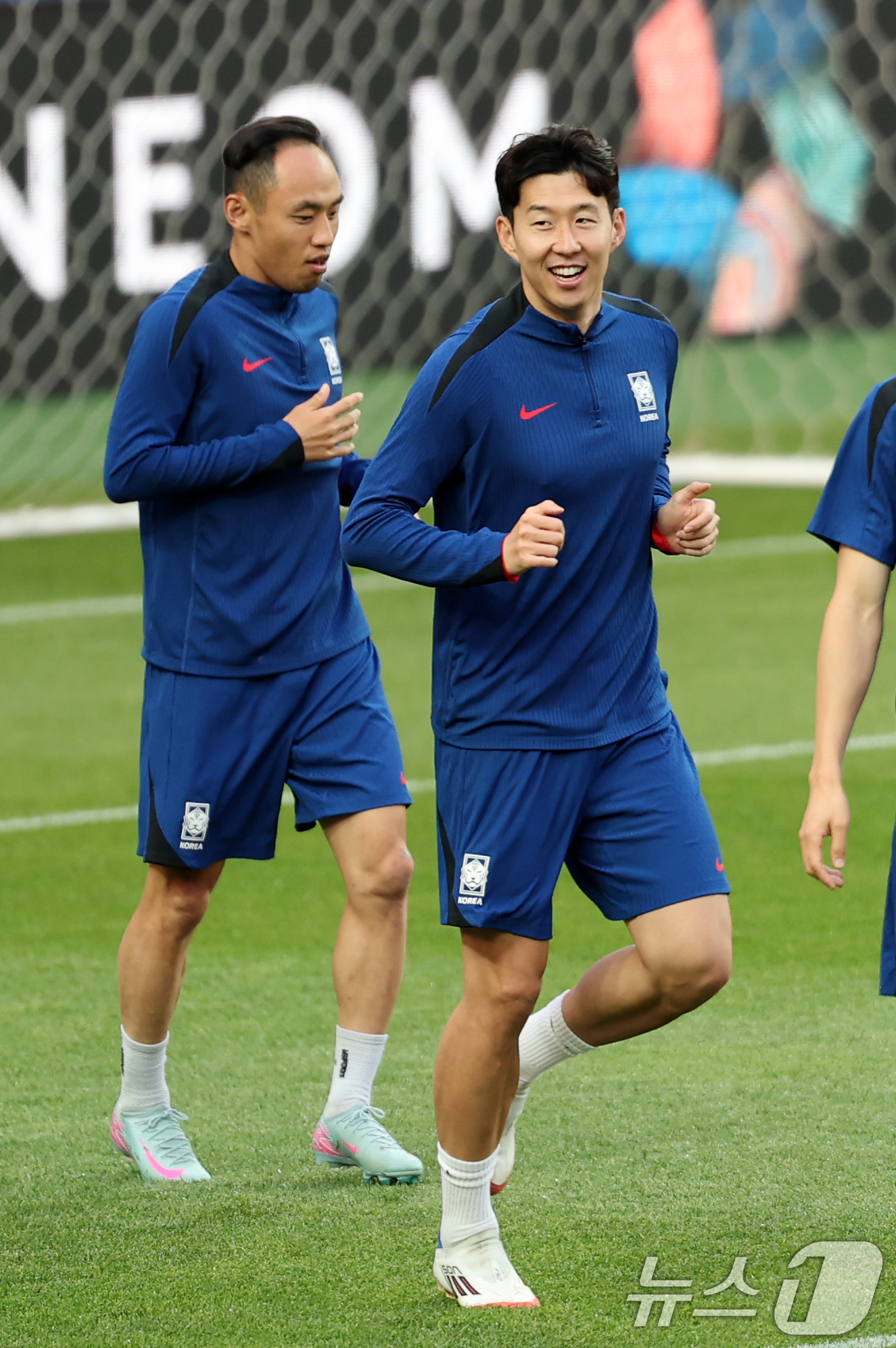 (서울=뉴스1) 이승배 기자 = 9일 서울 마포구 서울월드컵경기장에서 열린 대한민국 축구 국가대표팀 공개훈련에서 손흥민이 달리고 있다.월드컵 본선행을 조기 확정한 홍명보호는 오는 …