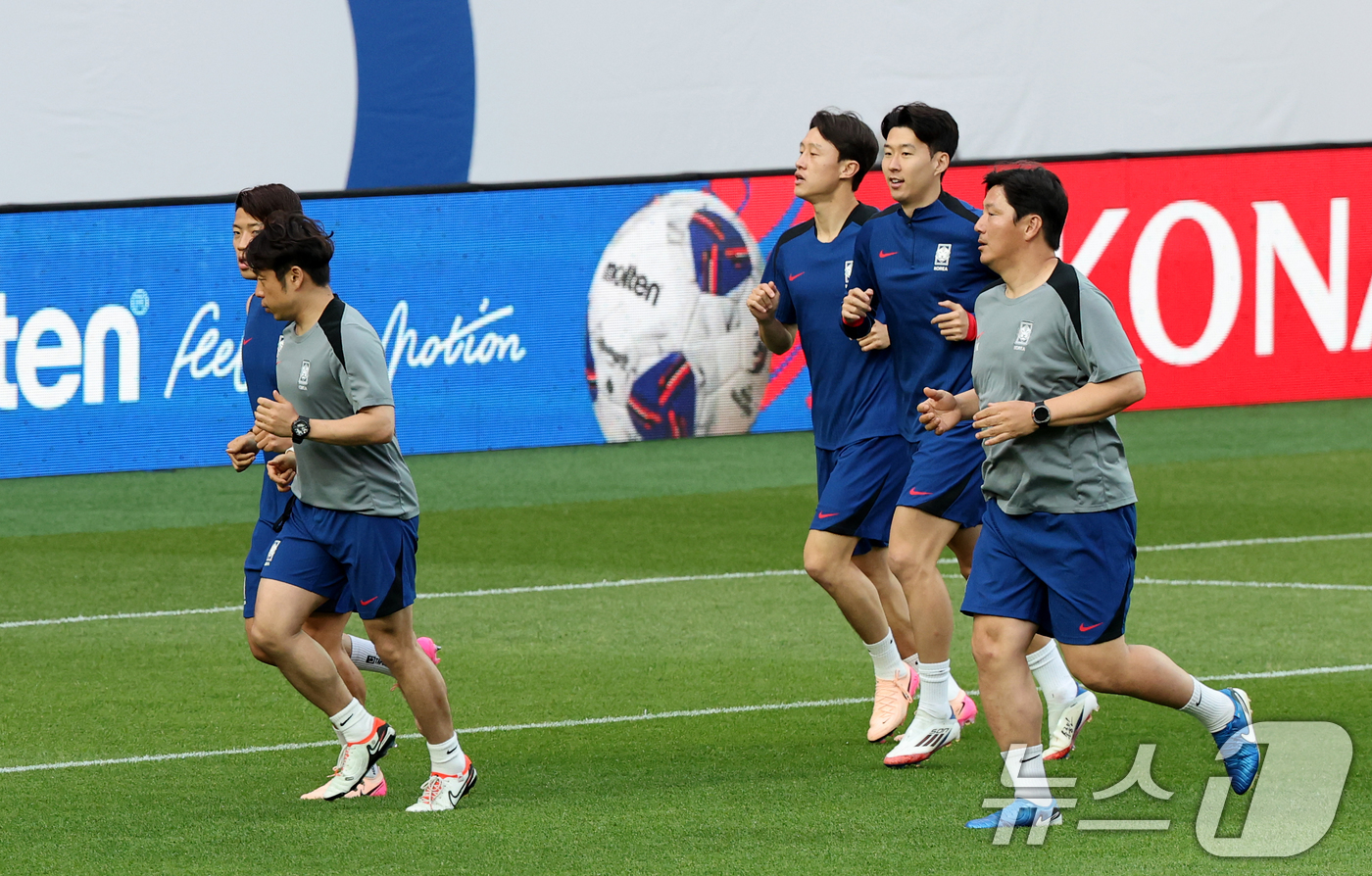 (서울=뉴스1) 이승배 기자 = 9일 서울 마포구 서울월드컵경기장에서 열린 대한민국 축구 국가대표팀 공개훈련에서 선수들이 달리고 있다.월드컵 본선행을 조기 확정한 홍명보호는 오는 …