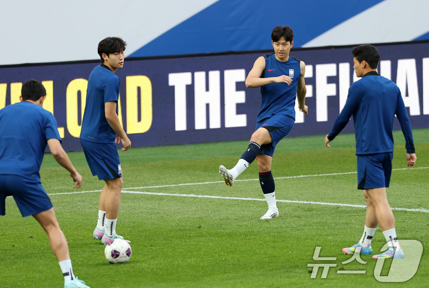 본문 이미지 - 축구대표팀의 이강인과 배준호. /뉴스1 ⓒ News1 이승배 기자