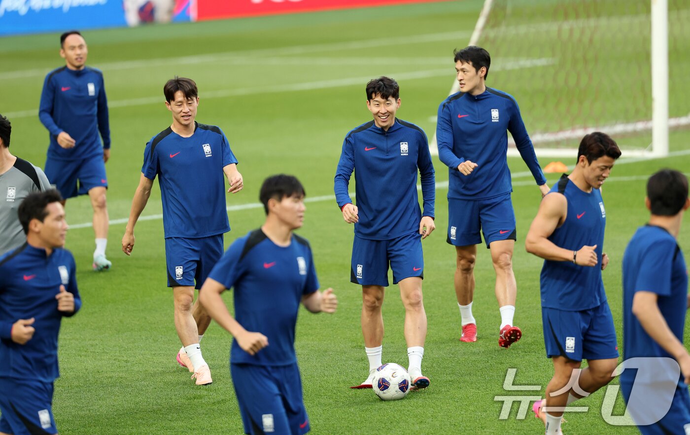 본문 이미지 - 9일 서울 마포구 서울월드컵경기장에서 열린 대한민국 축구 국가대표팀 공개훈련에서 선수들이 훈련하고 있다. 월드컵 본선행을 조기 확정한 홍명보호는 오는 10일 오후 서울월드컵경기장에서 쿠웨이트를 상대로 2026 국제축구연맹&#40;FIFA&#41; 북중미 월드컵 아시아 3차 예선 B조 조별리그 최종 10차전을 치른다. 2025.6.9/뉴스1 ⓒ News1 이승배 기자