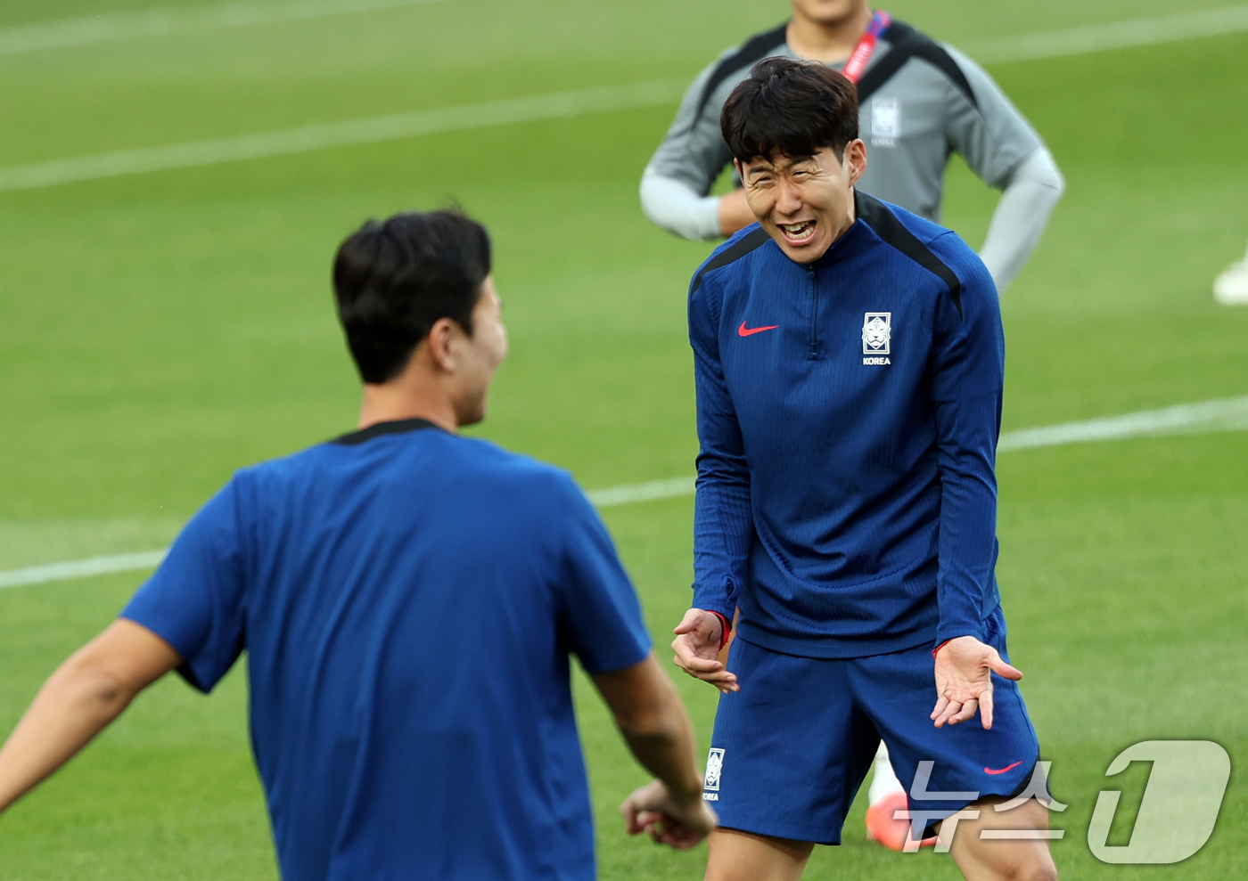 (서울=뉴스1) 이승배 기자 = 9일 서울 마포구 서울월드컵경기장에서 열린 대한민국 축구 국가대표팀 공개훈련에서 손흥민이 훈련 중 대화하고 있다.월드컵 본선행을 조기 확정한 홍명보 …