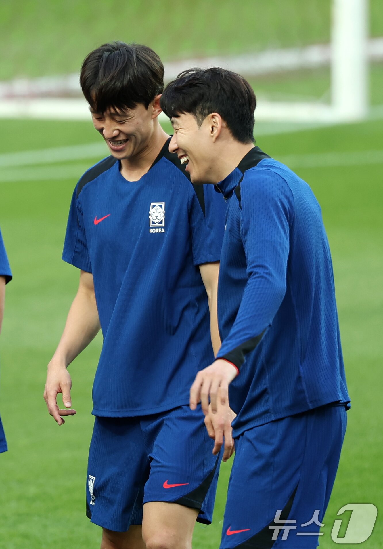 본문 이미지 - 9일 서울 마포구 서울월드컵경기장에서 열린 대한민국 축구 국가대표팀 공개훈련에서 손흥민과 이재성이 대화하고 있다. 월드컵 본선행을 조기 확정한 홍명보호는 오는 10일 오후 서울월드컵경기장에서 쿠웨이트를 상대로 2026 국제축구연맹(FIFA) 북중미 월드컵 아시아 3차 예선 B조 조별리그 최종 10차전을 치른다. 2025.6.9 ⓒ 뉴스1 이승배 기자
