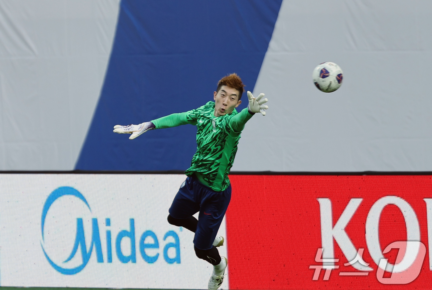 (서울=뉴스1) 이승배 기자 = 9일 서울 마포구 서울월드컵경기장에서 열린 대한민국 축구 국가대표팀 공개훈련에서 조현우가 훈련하고 있다.월드컵 본선행을 조기 확정한 홍명보호는 오는 …