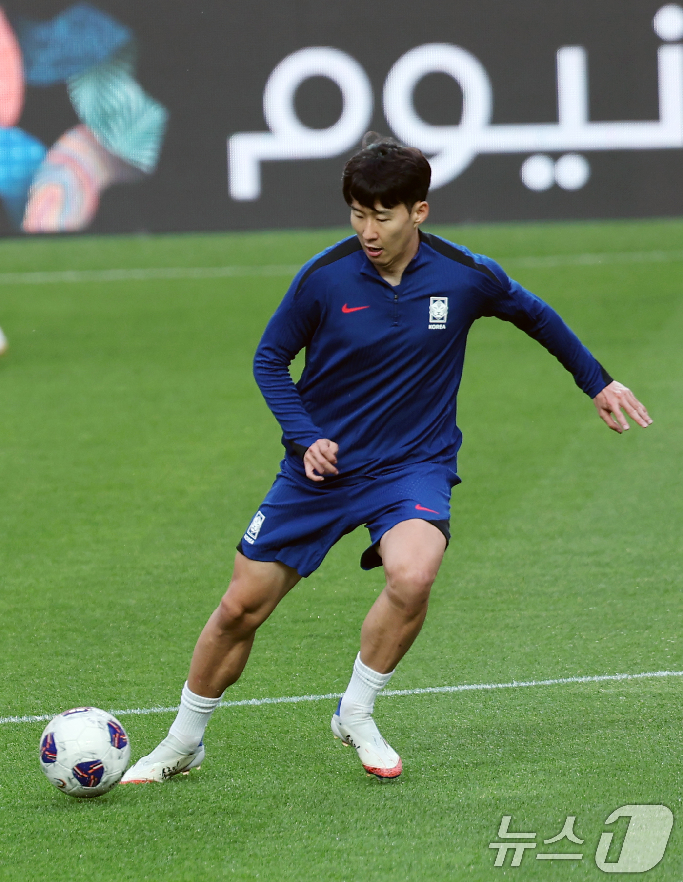 (서울=뉴스1) 이승배 기자 = 9일 서울 마포구 서울월드컵경기장에서 열린 대한민국 축구 국가대표팀 공개훈련에서 손흥민이 드리블하고 있다.월드컵 본선행을 조기 확정한 홍명보호는 오 …