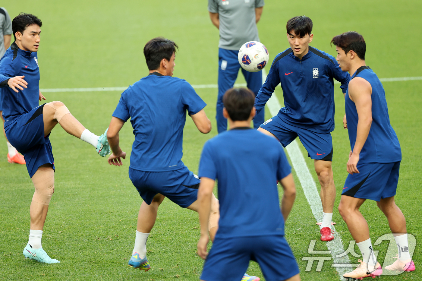 (서울=뉴스1) 이승배 기자 = 9일 서울 마포구 서울월드컵경기장에서 열린 대한민국 축구 국가대표팀 공개훈련에서 선수들이 훈련하고 있다.월드컵 본선행을 조기 확정한 홍명보호는 오는 …