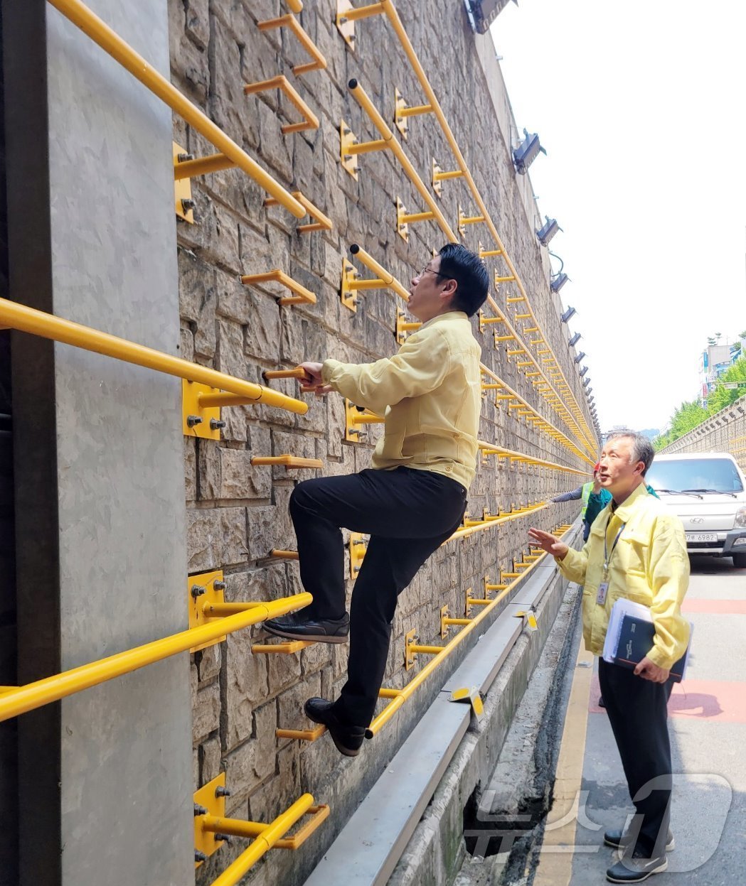 (서울=뉴스1) = 오병권 행정안전부 자연재난실장이 9일 전북 전주시를 찾아 지하차도 차단시설(27호 광장지하차도)을 점검하고 있다. (행정안전부 제공. 재판매 및 DB 금지) …