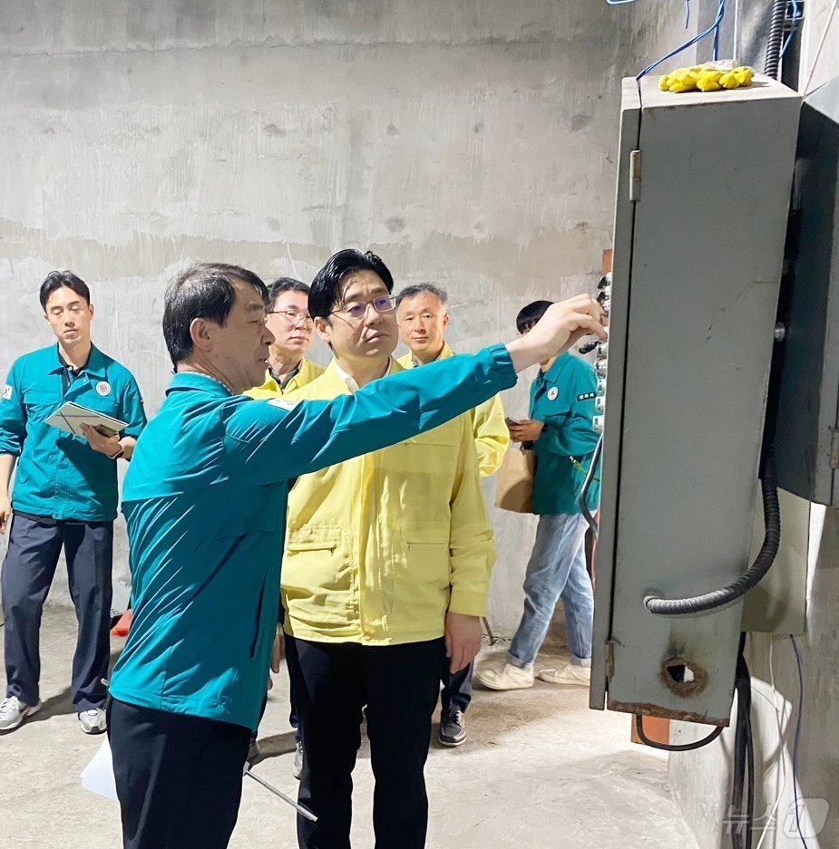 (서울=뉴스1) = 오병권 행정안전부 자연재난실장이 9일 전북 전주시를 찾아 지하차도 차단시설(27호 광장지하차도)을 점검하고 있다. (행정안전부 제공. 재판매 및 DB 금지) …