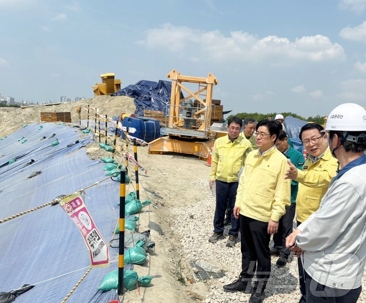 (서울=뉴스1) = 오병권 행정안전부 자연재난실장이 9일 전북 익산시를 찾아 석탄자연재해위험개선지구 예방사업 점검하고 있다. (행정안전부 제공. 재판매 및 DB 금지)  2025. …