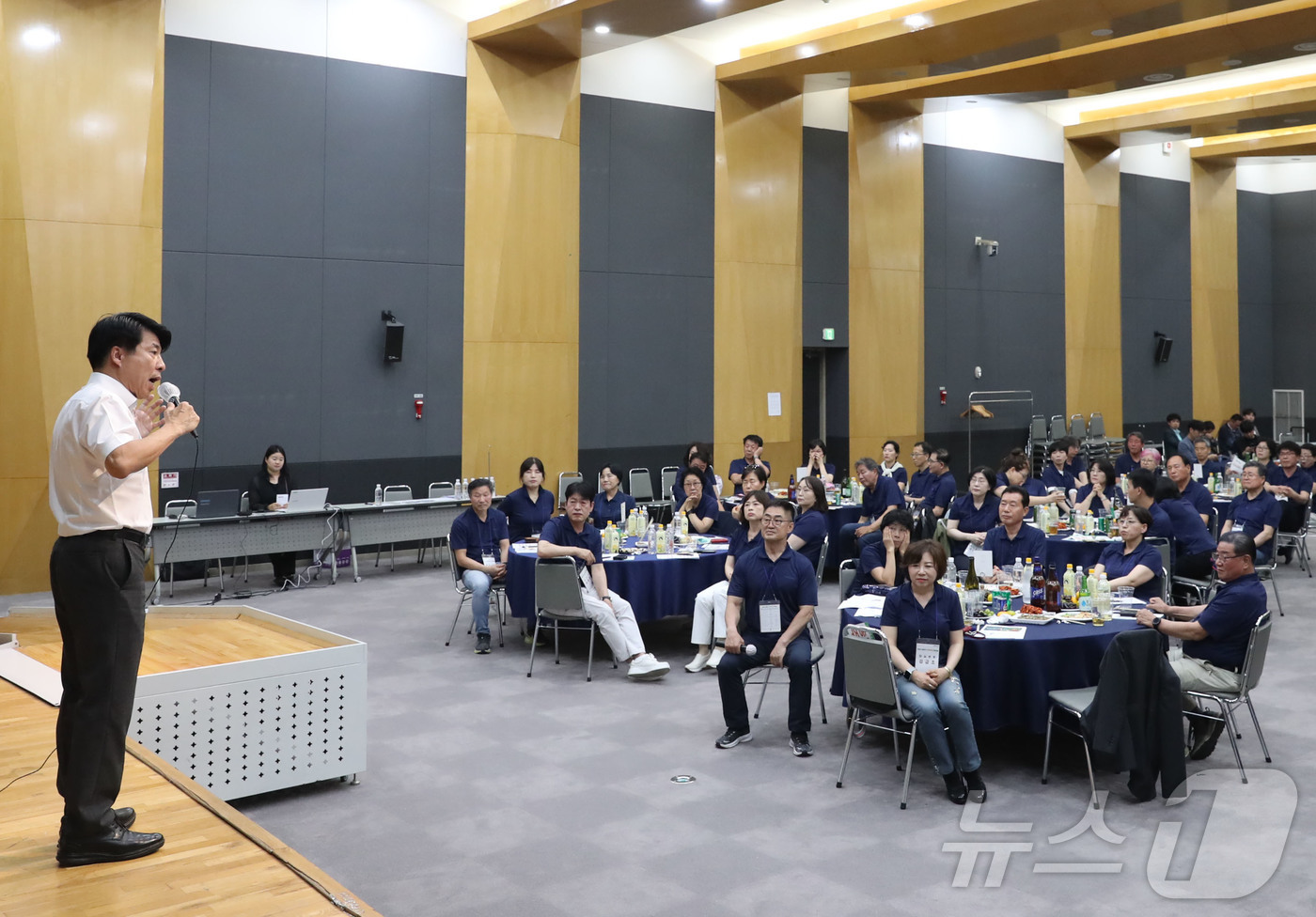 (서울=뉴스1) 박정호 기자 = 서강석 송파구청장이 9일 서울시 서천연수원에서 열린 ‘2025 송파구 주민자치 워크숍에서 인사말을 하고 있다.이날 열린 워크숍에는 역량 강화를 위해 …