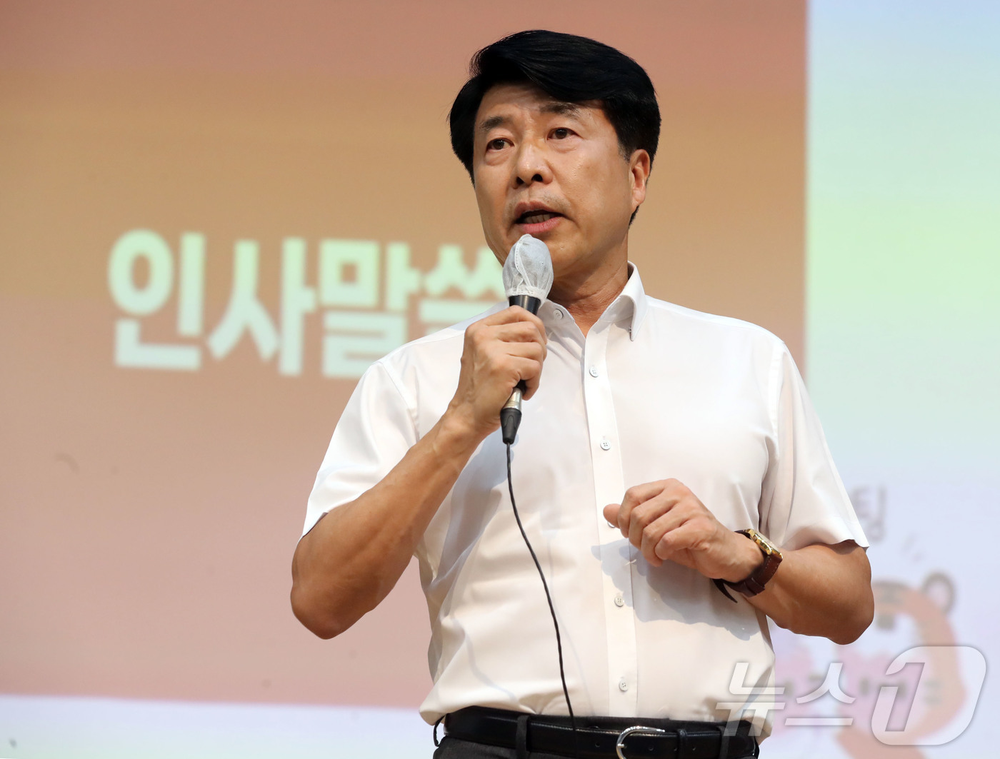 (서울=뉴스1) 박정호 기자 = 서강석 송파구청장이 9일 서울시 서천연수원에서 열린 ‘2025 송파구 주민자치 워크숍에서 인사말을 하고 있다.이날 열린 워크숍에는 역량 강화를 위해 …