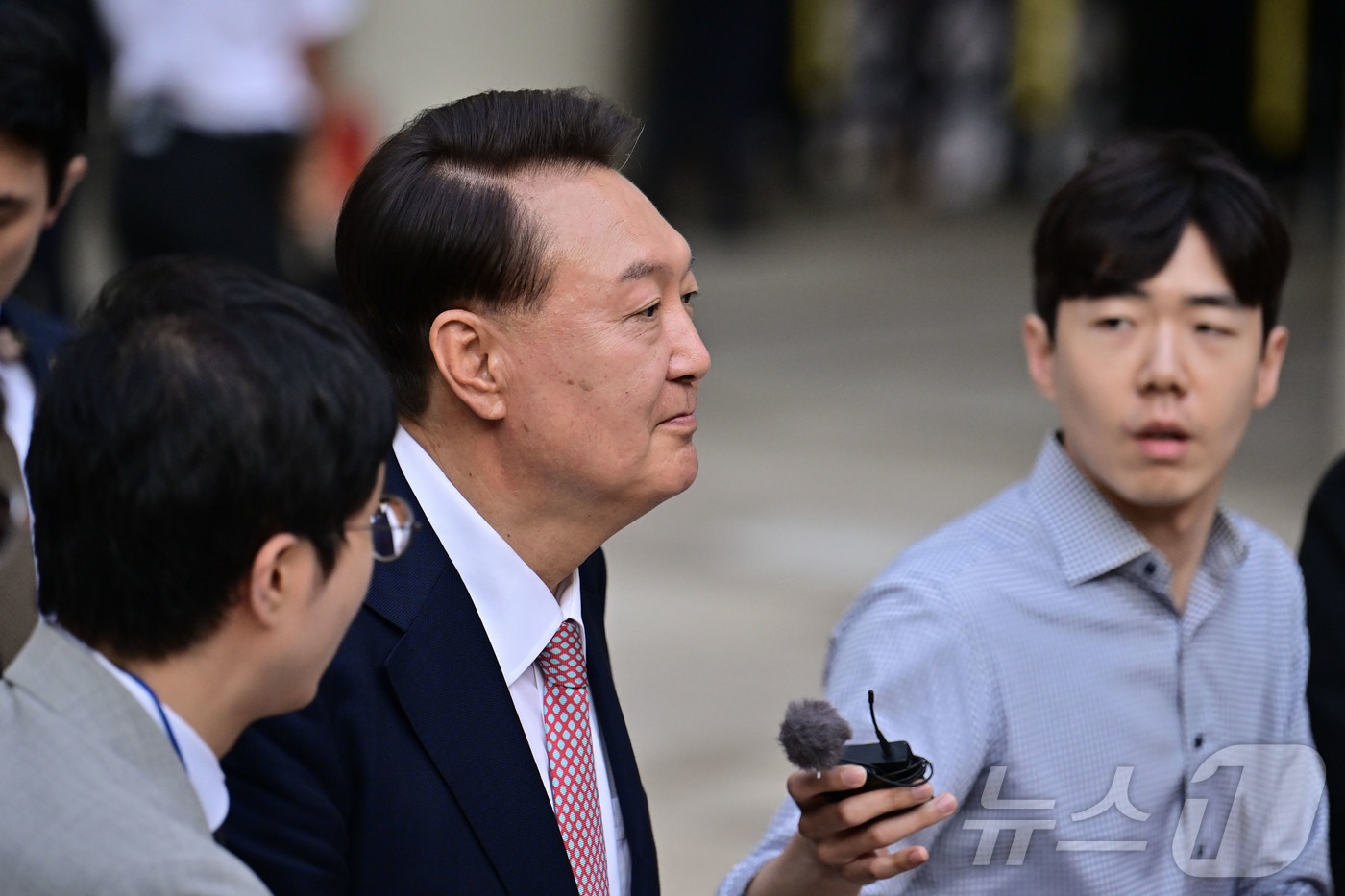 (서울=뉴스1) 사진공동취재단 = 윤석열 전 대통령이 9일 오후 서울 서초구 중앙지방법원에서 열린 내란 우두머리 혐의, 직권남용 권리행사방해 혐의 사건 6차 공판을 마친 후 취재진 …