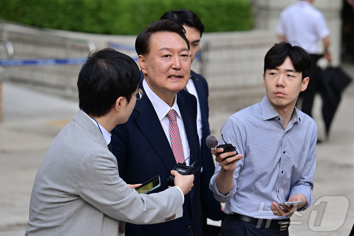 (서울=뉴스1) 사진공동취재단 = 윤석열 전 대통령이 9일 오후 서울 서초구 중앙지방법원에서 열린 내란 우두머리 혐의, 직권남용 권리행사방해 혐의 사건 6차 공판을 마친 후 취재진 …