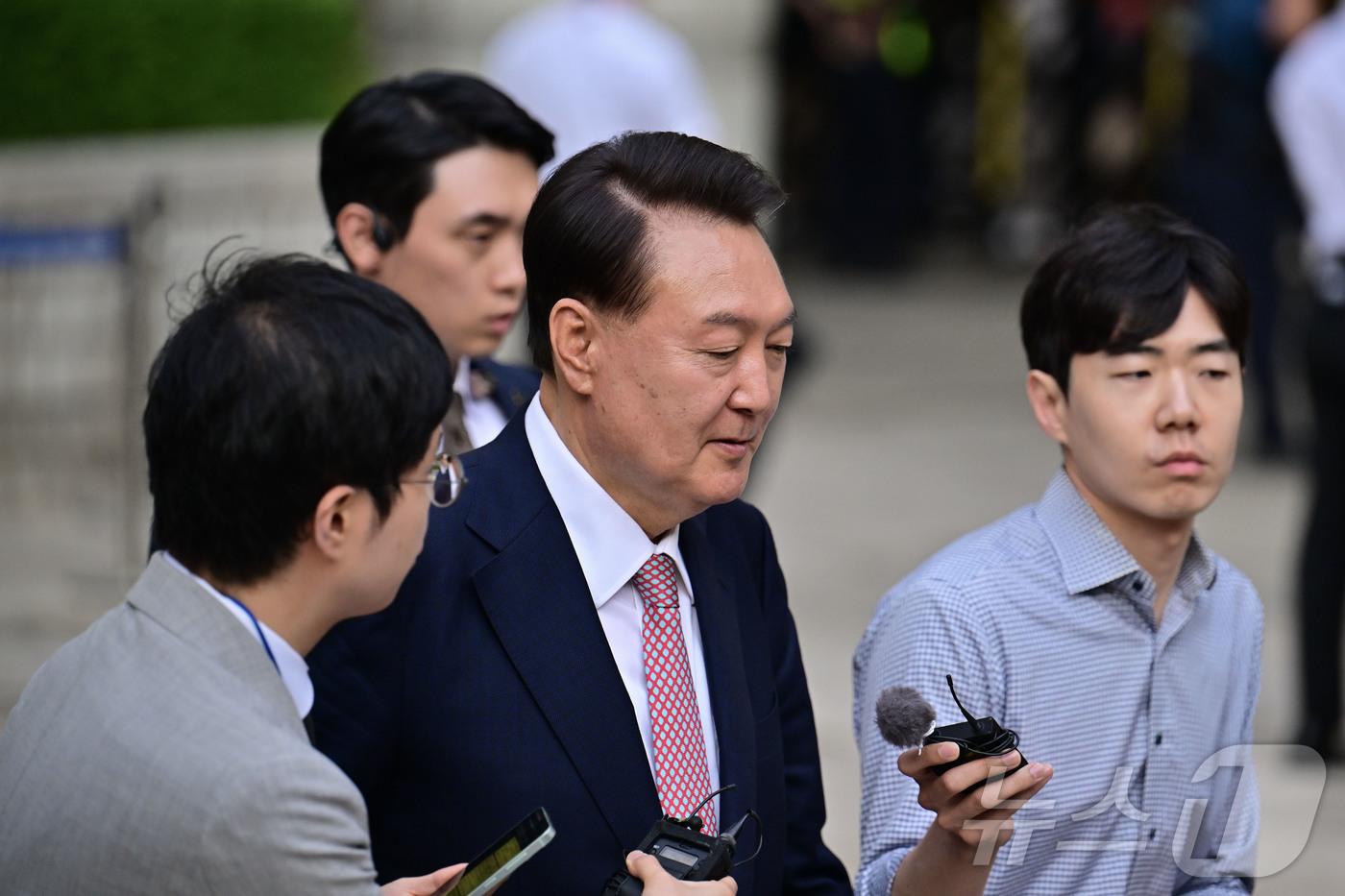 (서울=뉴스1) 사진공동취재단 = 윤석열 전 대통령이 9일 오후 서울 서초구 중앙지방법원에서 열린 내란 우두머리 혐의, 직권남용 권리행사방해 혐의 사건 6차 공판을 마친 후 취재진 …