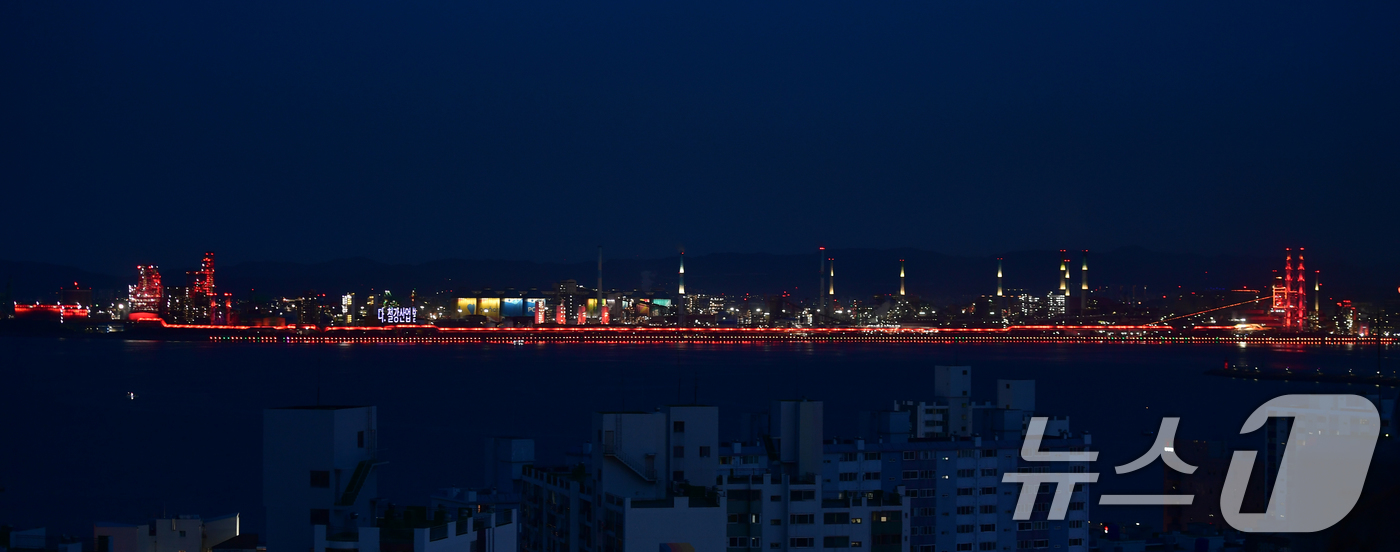 (포항=뉴스1) 최창호 기자 = 제24회 철의 날인 9일 포스코 포항제철소가 경관 조명을 철을 상징하는 은색과 쇳물을 표현한 주황색으로 연출하고 있다.철의 날은 우리나라 현대식 용 …