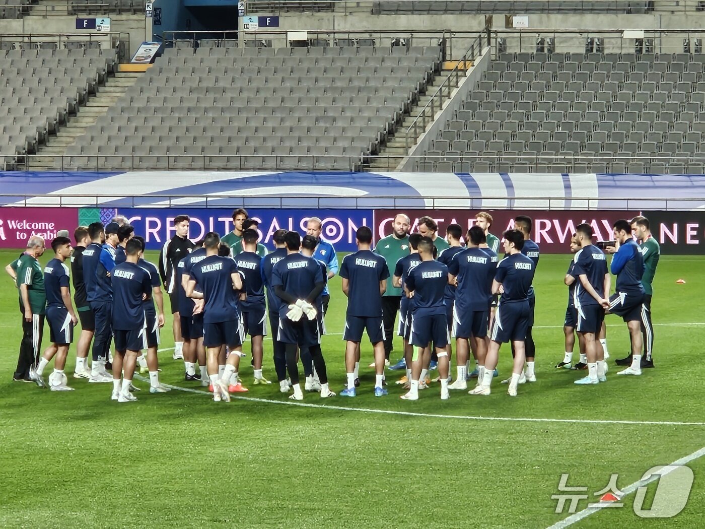 본문 이미지 - 훈련 전 긴 시간 미팅을 나누는 쿠웨이트 선수단 ⓒ News1 안영준 기자