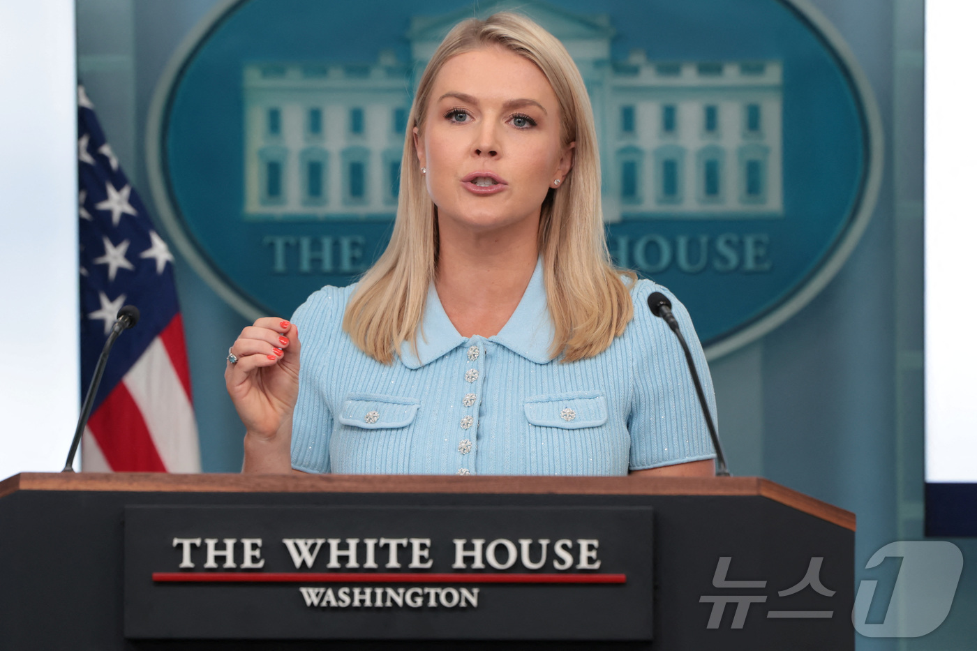 (워싱턴DC 로이터=뉴스1) 류정민 특파원 = 캐롤라인 레빗 백악관 대변인이 30일(현지시간) 미국 워싱턴DC 백악관에서 정례 브리핑을 진행하고 있다. 2025.06.30ⓒ 로이터 …