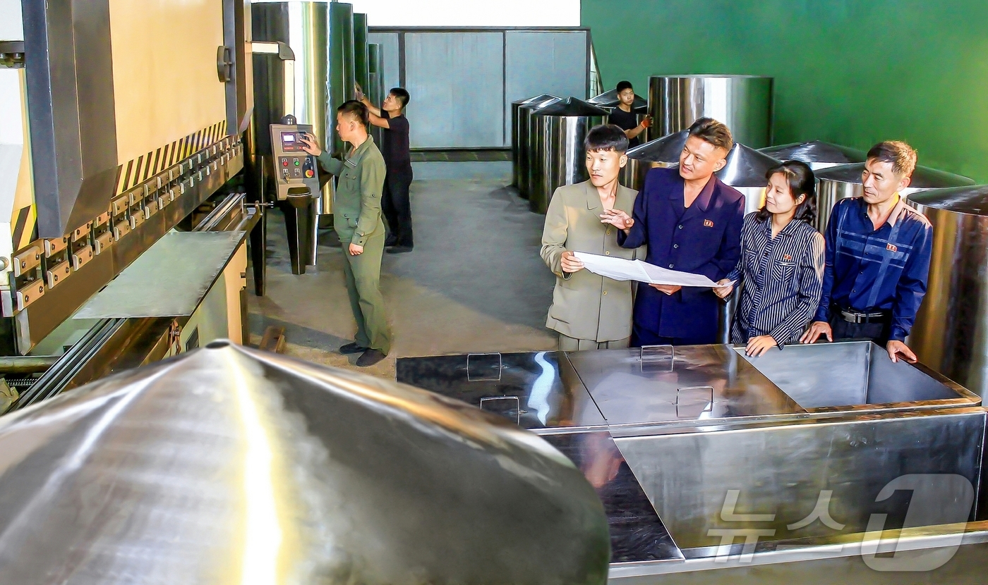 (평양 노동신문=뉴스1) = 북한 노동당 기관지 노동신문은 1일 "2월17일과학자, 기술자돌격대원들이 주요 전구마다 긴절한 과학기술적 문제들을 풀어나가고 있다"고 보도했다. [국내 …