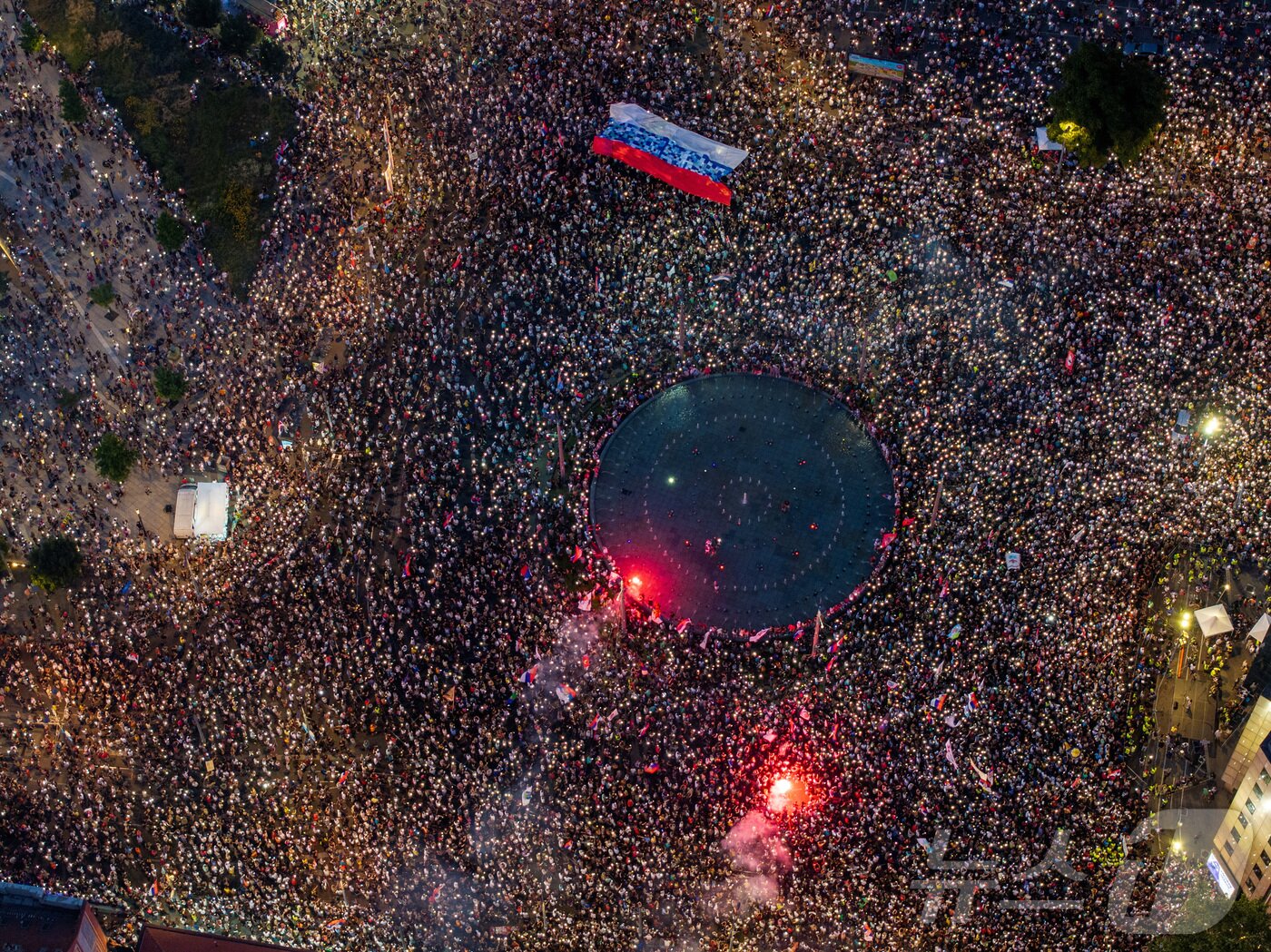 본문 이미지 - 세르비아 베오그라드의 슬라비야 광장에서 조기 대선을 요구하는 반정부 시위가 28일(현지시간) 벌어졌다. 2025.6.28 ⓒ 로이터=뉴스1 ⓒ News1 김경민 기자